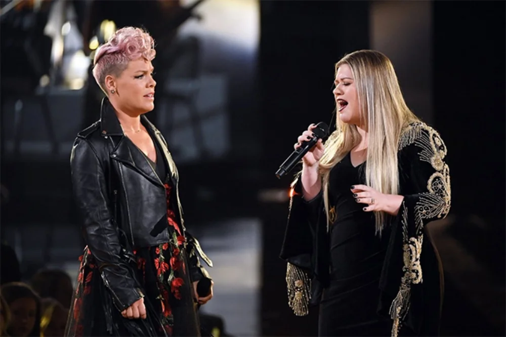 PInk and Kelly Clarkson perform at the 2017 AMAs