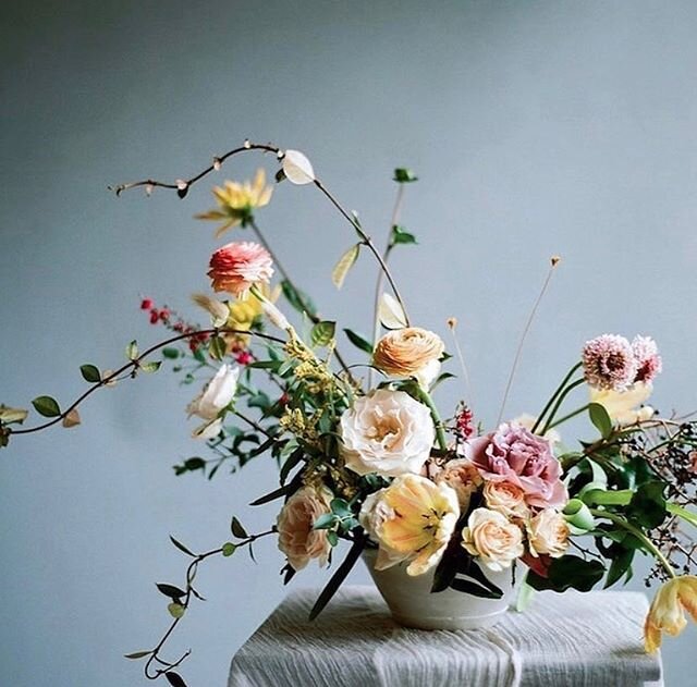 I love the movement in this one. And oldie, but one worth sharing over and over. 
Photo: @laurenbledsoe 
Florals: @pavanfloral 
Vase: @beanpole_pottery 
#centerpiecesforweddings #bridalflowers #losangelesweddingflorist #weddingflowersinspiration #gar