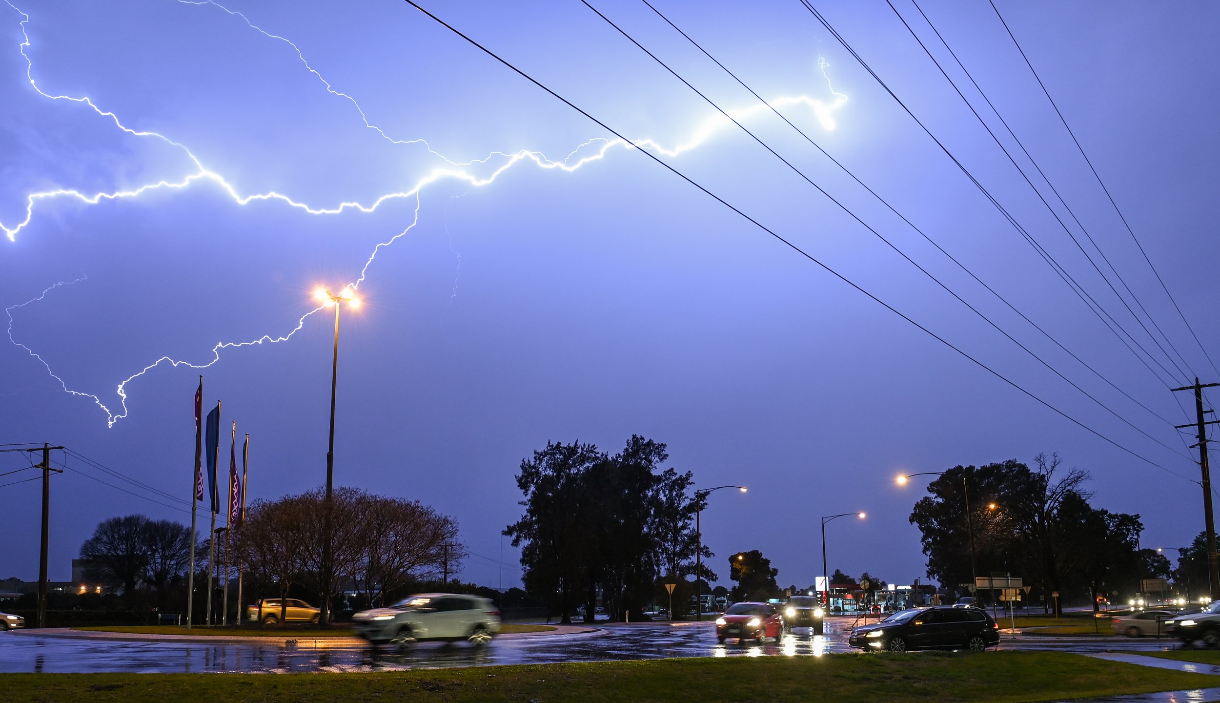  (Photo Mark Jesser) Wodonga. 
Melbourne Road. Melrose Drive, Roundabout. lightning. Storm. Weather. 