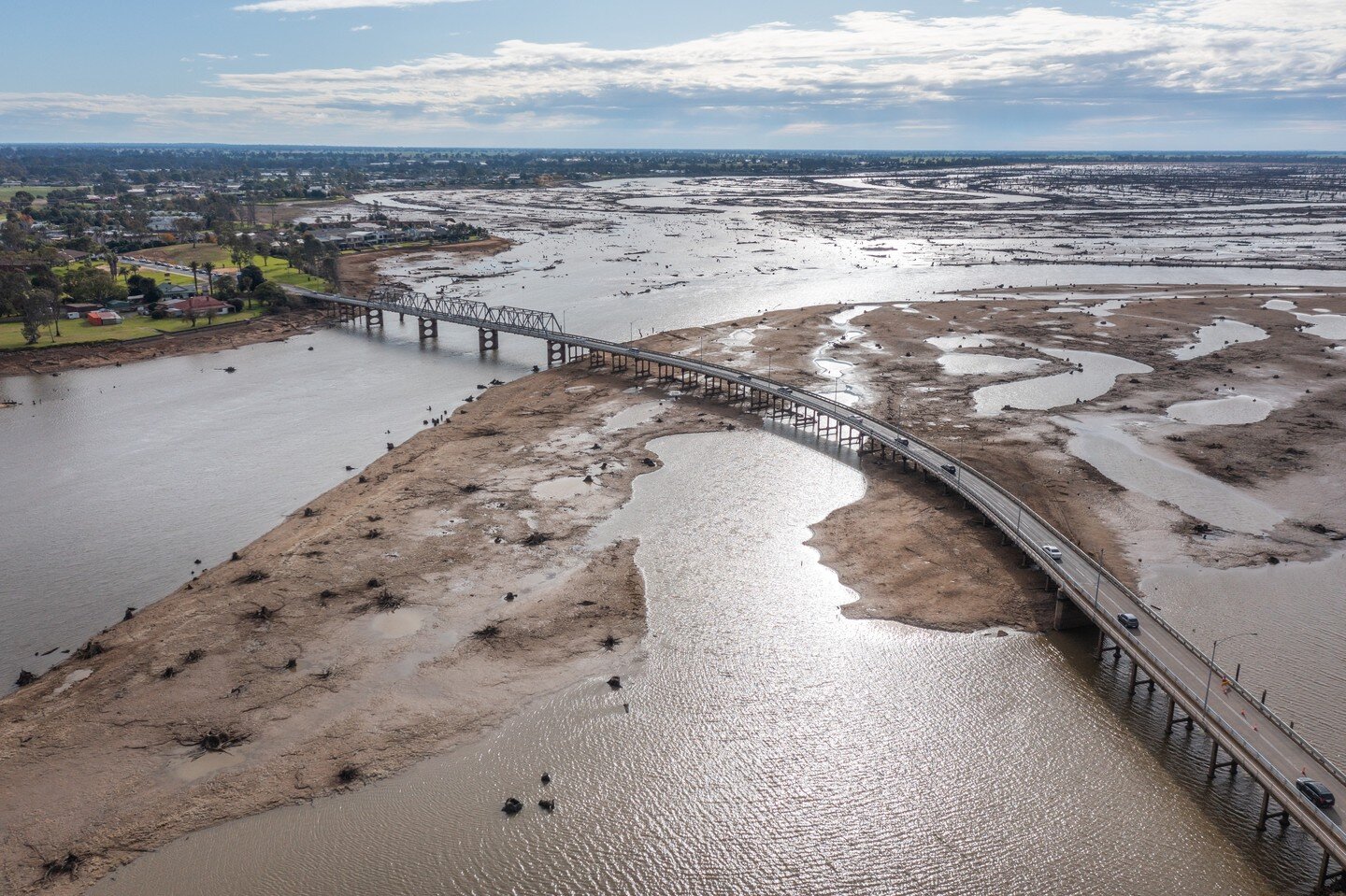 The low water levels at Lake Mulwala are drawing visitors, and locals, for a peep at what lies beneath! @bordermail