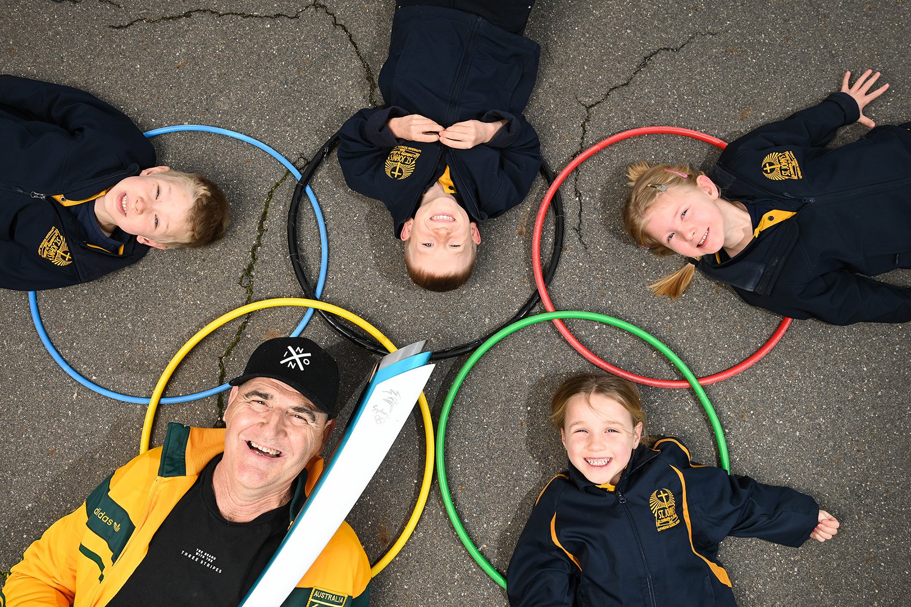  (Photo Mark Jesser) Jindera. St John's Lutheran School gets a visit from Olympian Pat Scammell. --- Pat Scammell with Benjamin Lustig, 5, Thomas Hancock, 6, Lily Knight, 5 and Emily Proos, 5. 