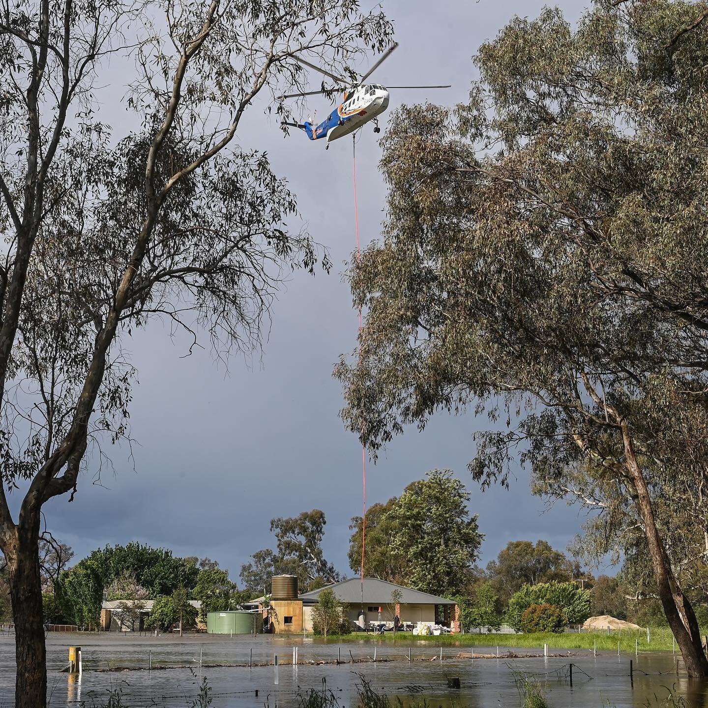 #Wodonga farmers receives 15 tonnes of sandbags from emergency helicopter as floodwaters inundate property @bordermail