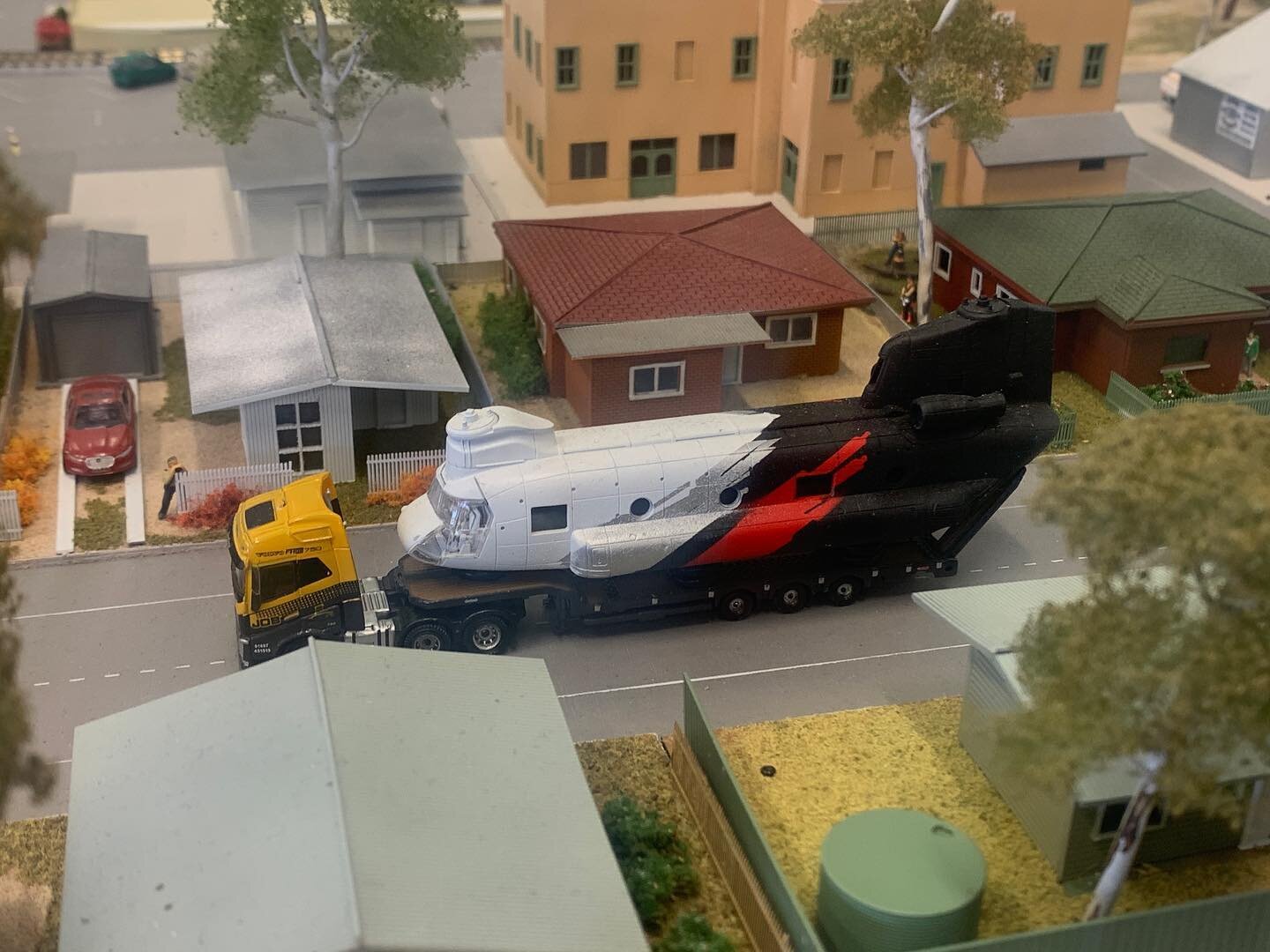 #Chinook firefighting helicopter makes its way slowly down the street #modeltrains #nscale #modelrailway #modelrailroad