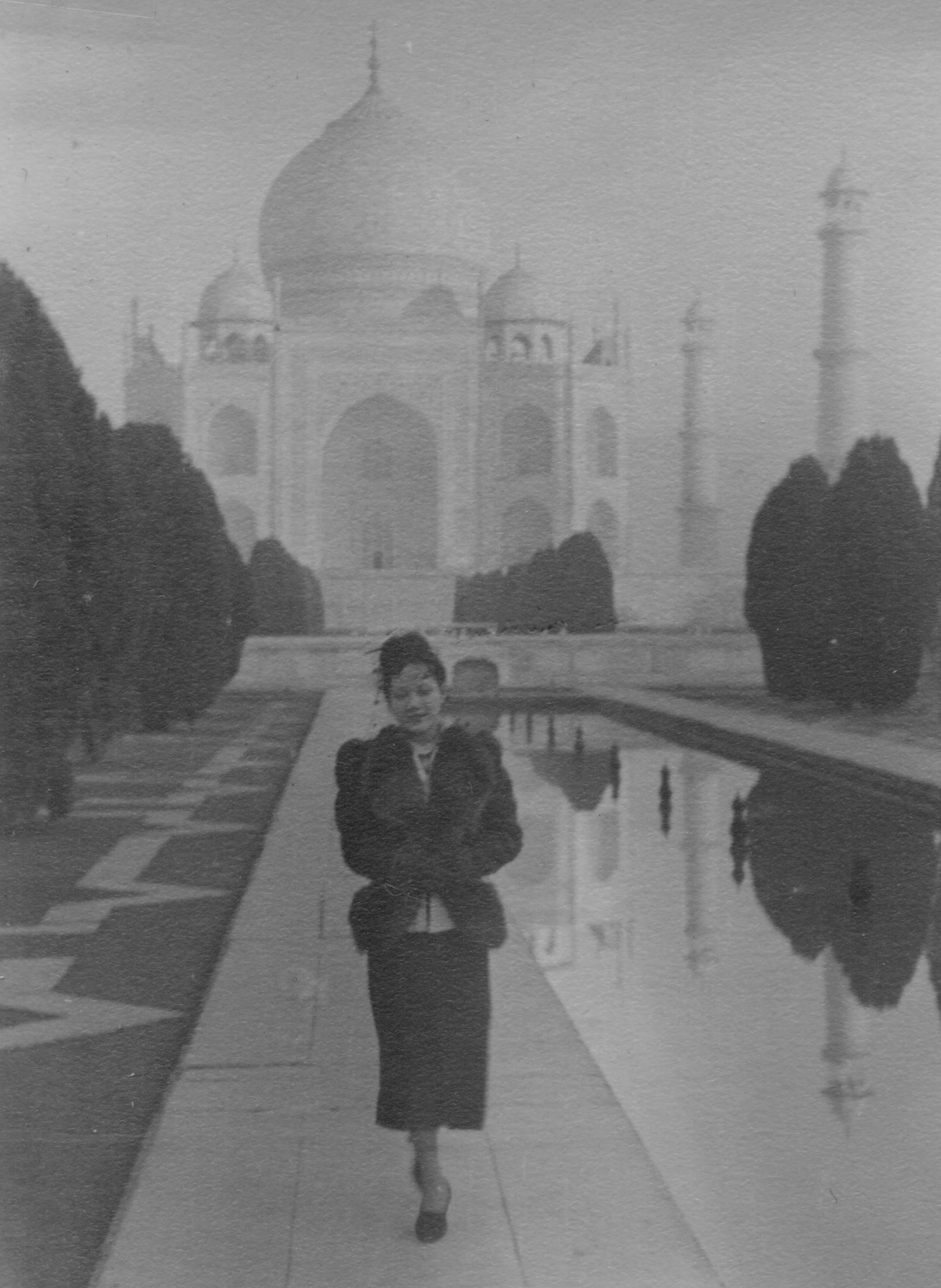 Shanyi at Taj Mahal.jpg