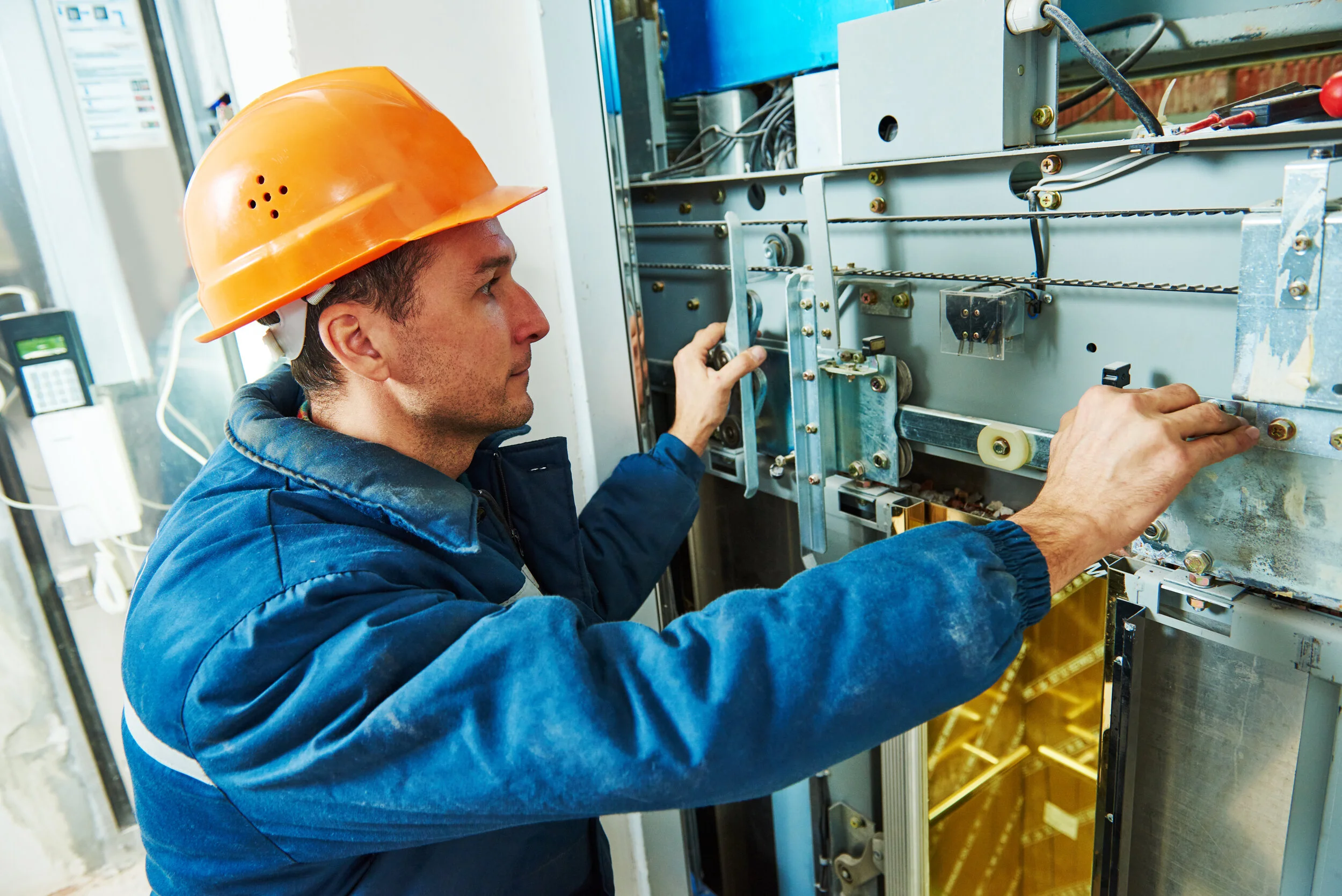 Técnico inspecionando equipamento de elevador