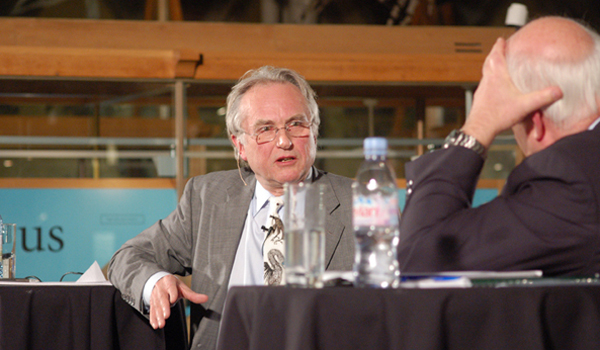Biologen og forfatteren Richard Dawkins er en av mange Lennox har debattert med.