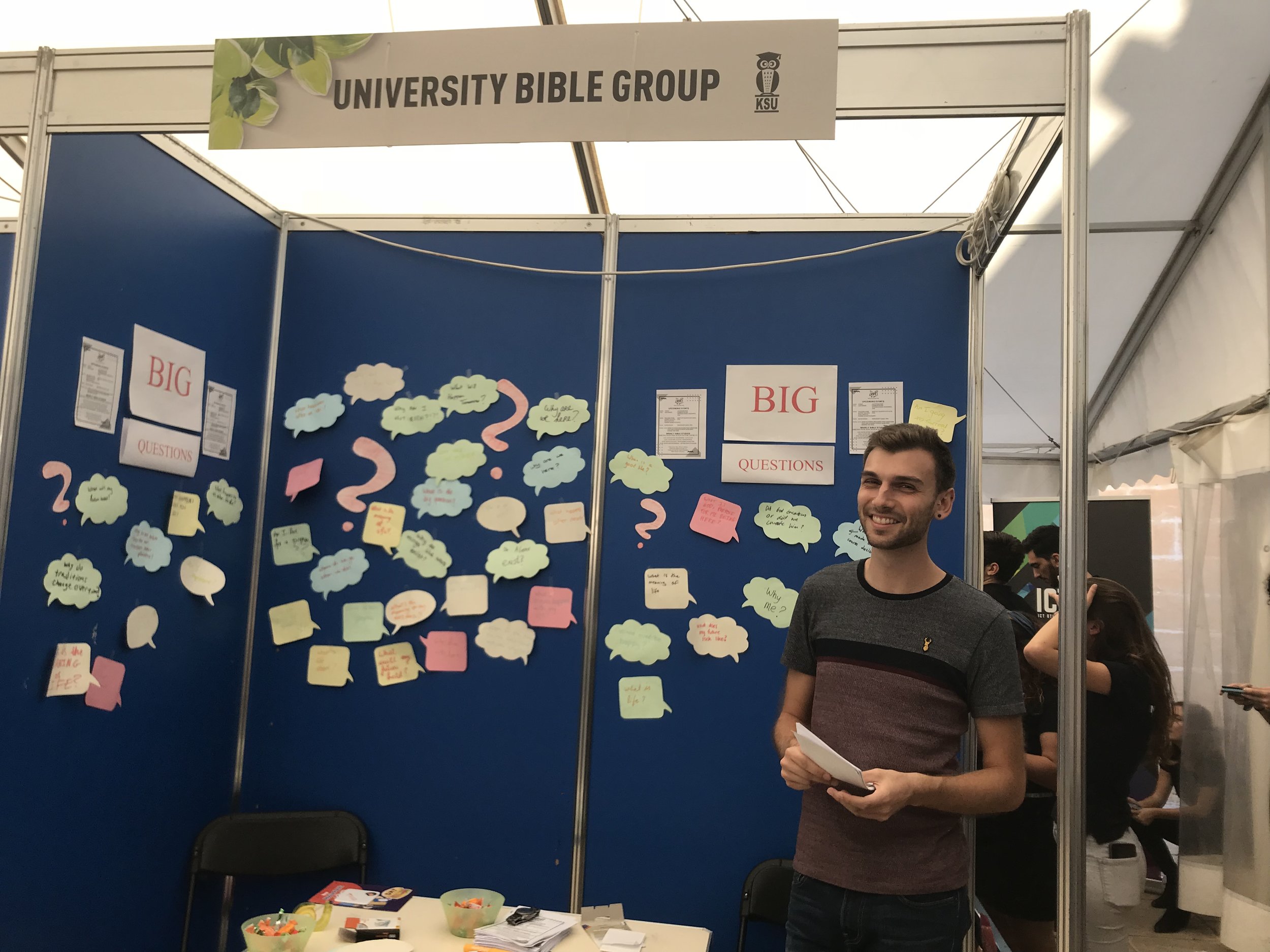 Skotske Neil står klar på stand under Fresher’s week.