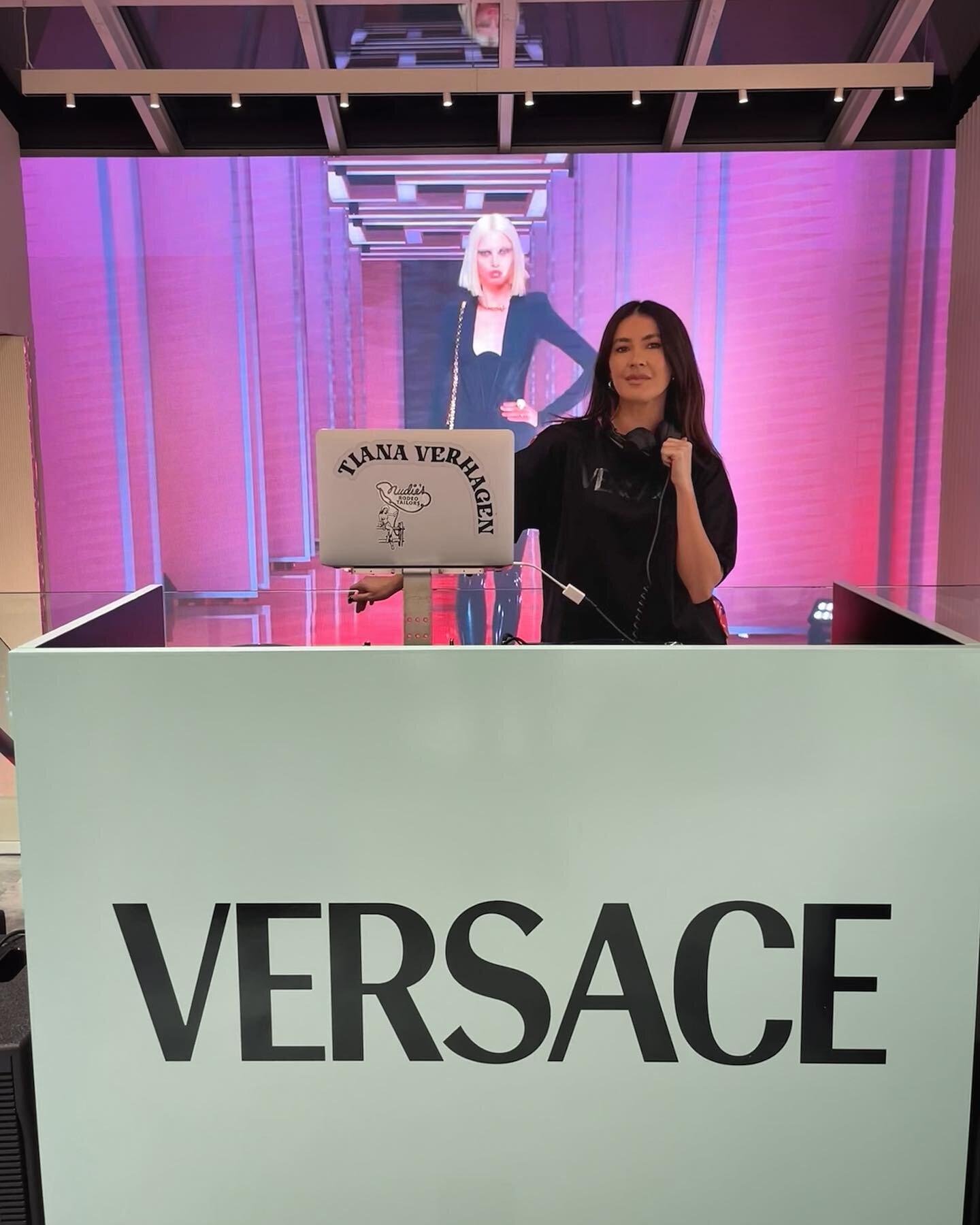Versace Holiday in Soho with @tiana_verhagen 💚🌟💚
.
.
.
.
.
.
#nycdj #djagency #versaceholiday #versace #dj #femaledj