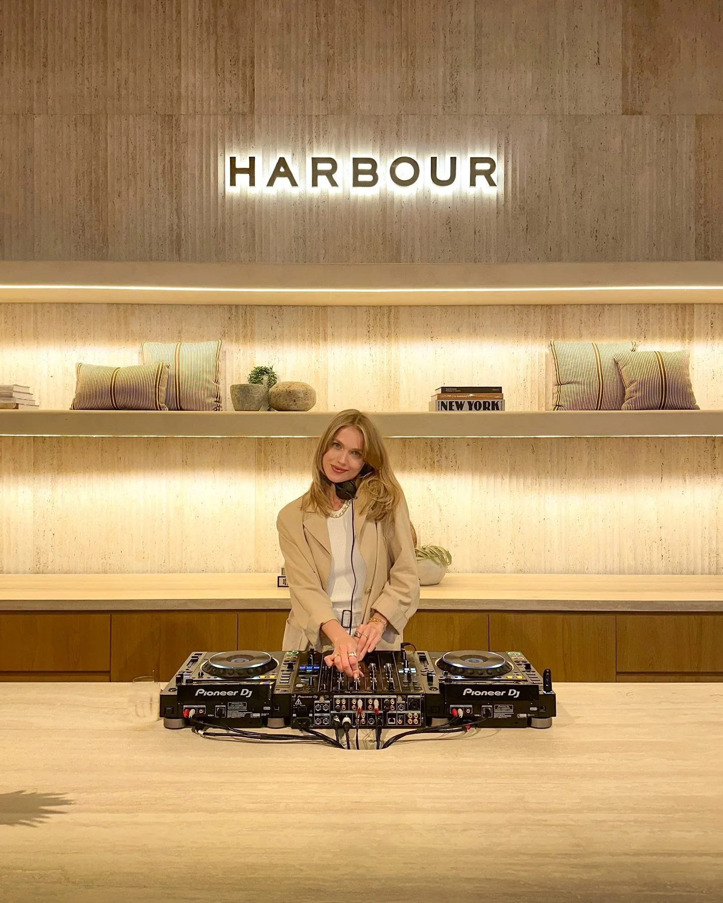 @ana_stasia_boo opens the new @harbouroutdoor flagship store on Madison Ave 🎧
.
.
.
.
.
.
#nyc #nycdj