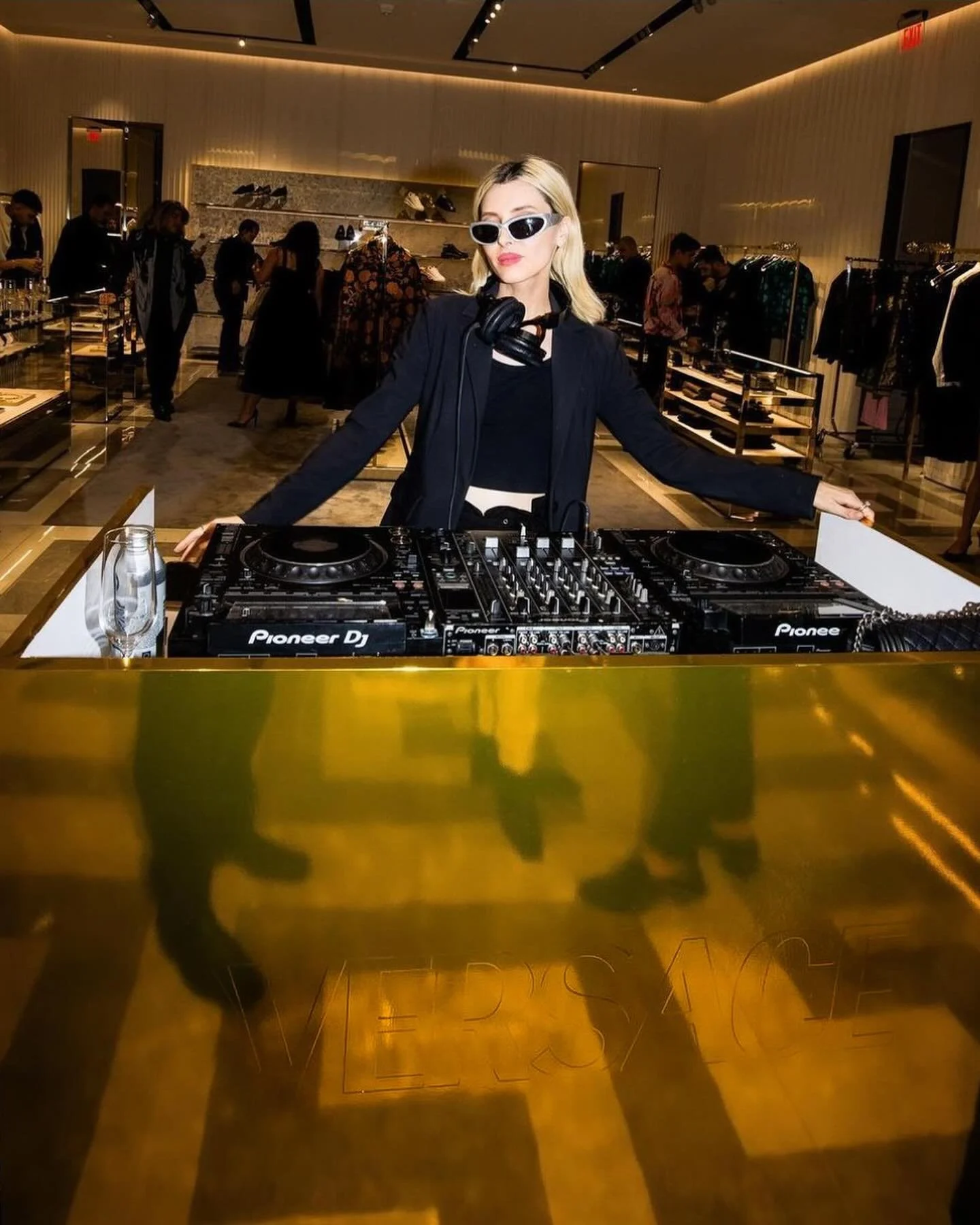 East ➡️ West coast w/ @versace 🌟
@annika.maya @iamvalfleury 

#losangeles #philadelphia