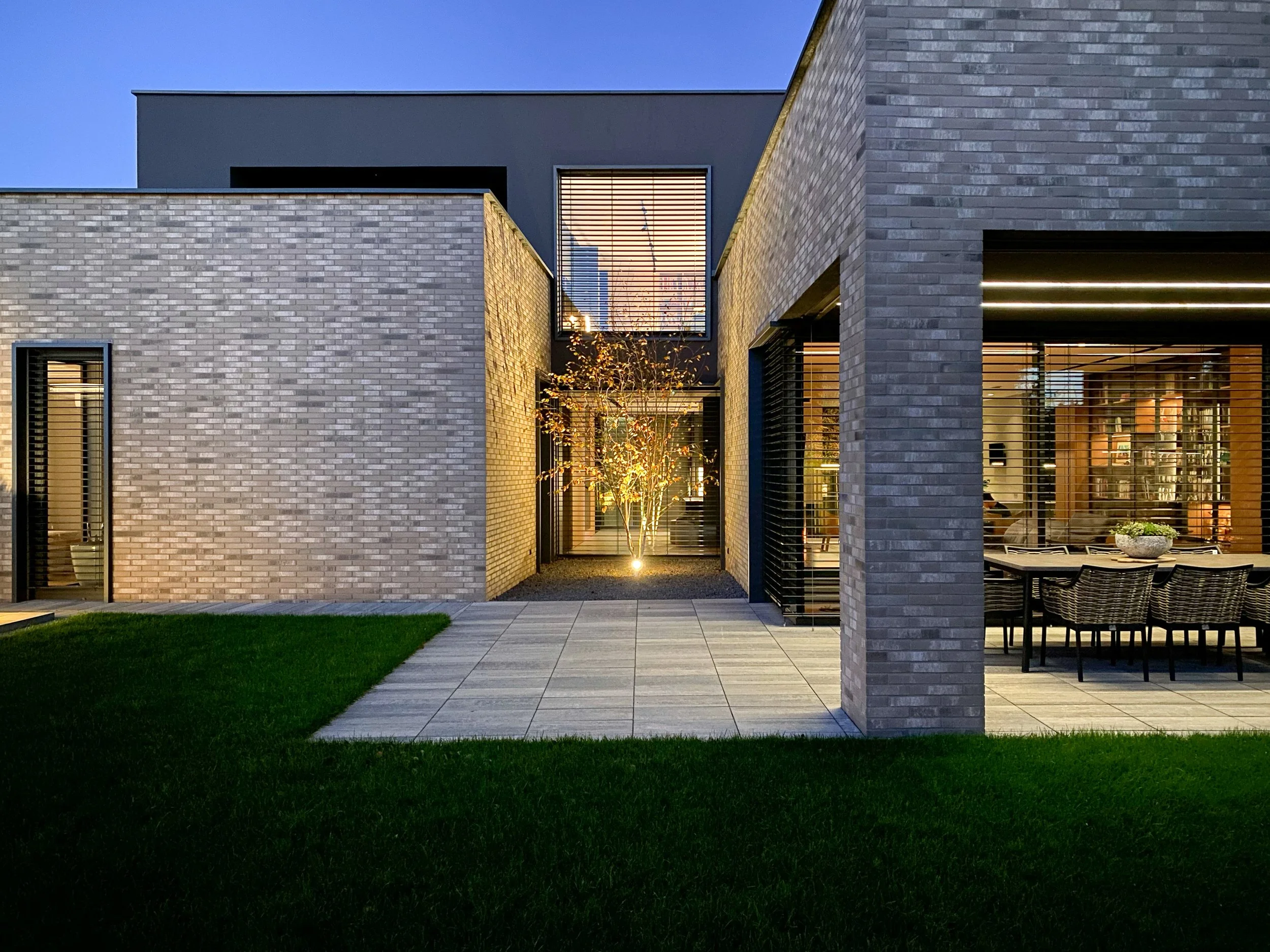 Dom jednorodzinny z patio dla rodziny 2+2 | projekt ANNA THUROW Architektura i wnętrza