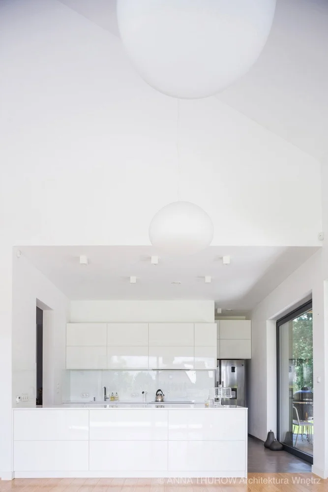 Jasna kuchnia nowoczesnego domu dla cztero-osobowej rodziny pod Szczecinem | kompleksowy projekt ANNA THUROW Architektura i wnętrza
