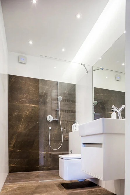 Minimalistyczna łazienka w rezydencji w Szczecinie | kompleksowy projekt ANNA THUROW Architektura i wnętrza