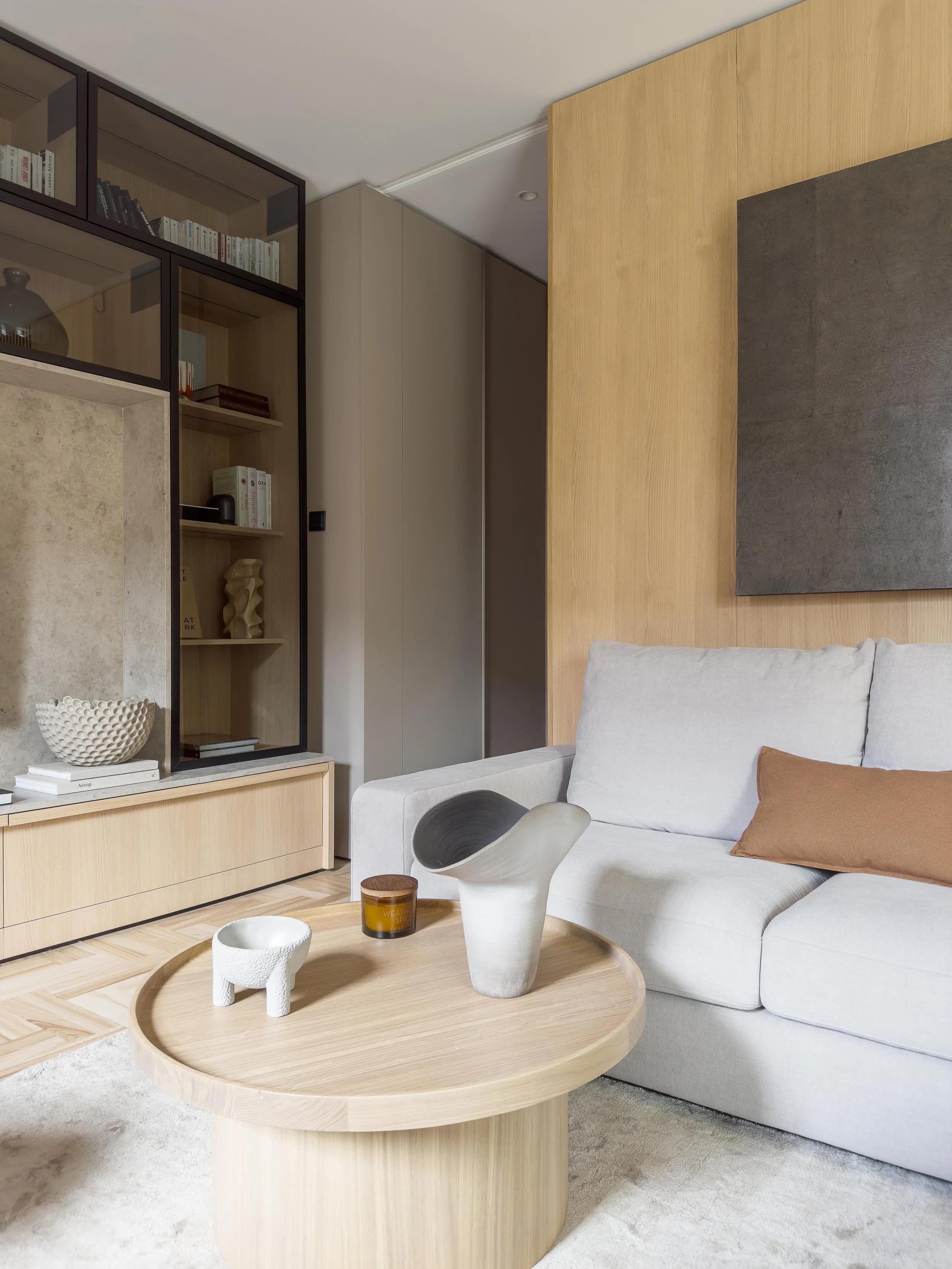 Pokój dzienny, minimalistyczny jasny styl, drewno, kamień, polska sztuka. Kompleksowe projekty wnętrz - architekt Anna Paszkowska-Thurow, Szczecin. 