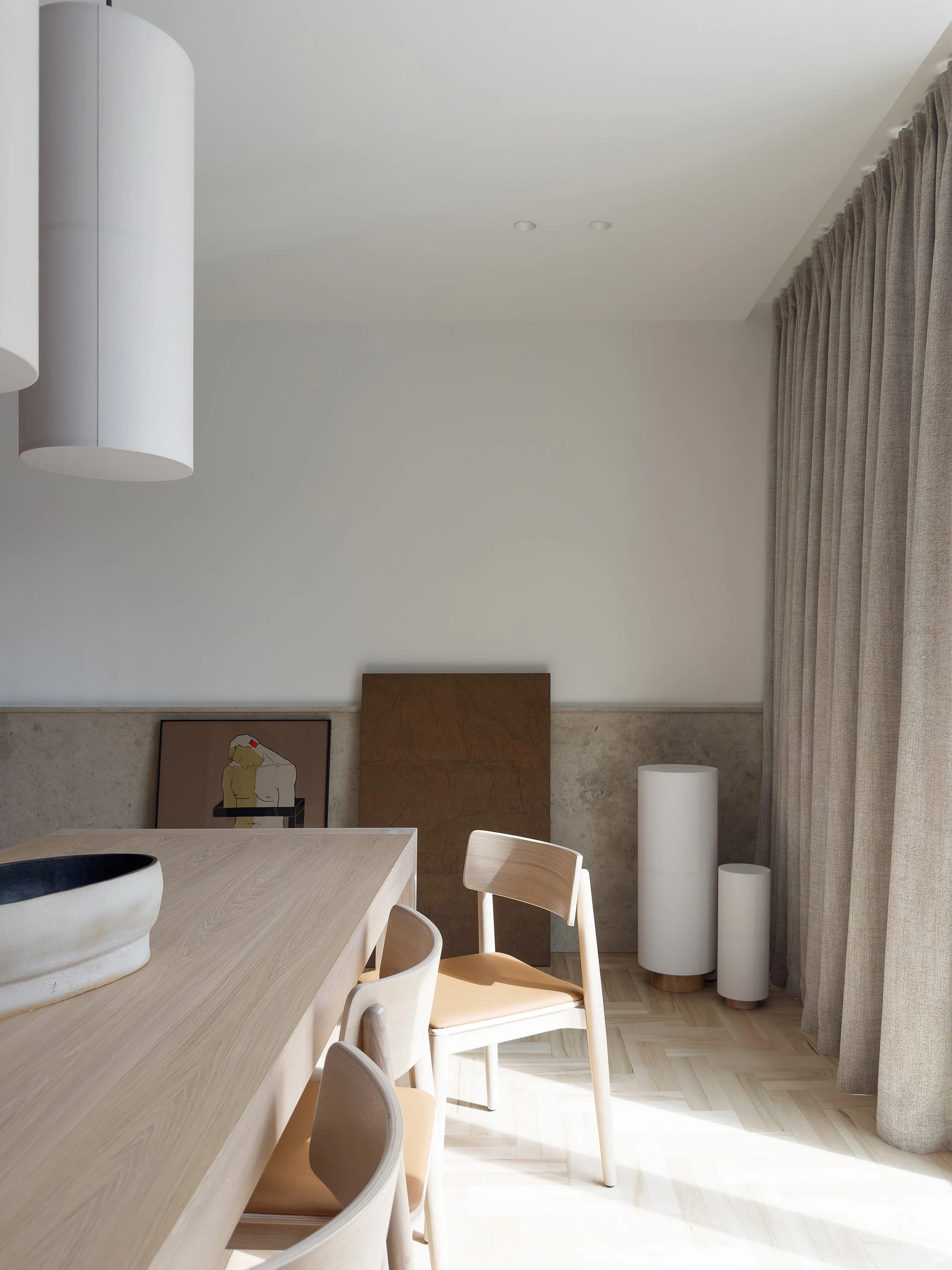 Minimalistyczna, jasna jadalnia z dużym dębowym stołem. Poddane modernizacji mieszkanie ZM w Szczecinie - pozwolenie na budowę, projekt aranżacji wnętrz i realizacja pod klucz ANNA THUROW Architektura i wnętrza.