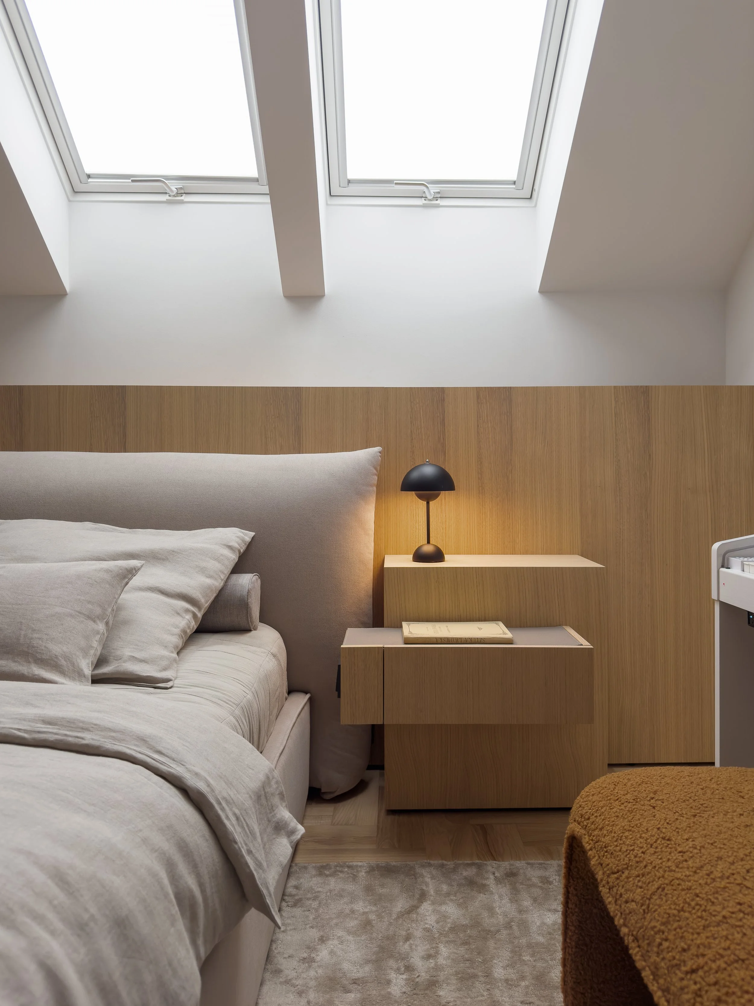 Przytulna sypialnia z dużą ilością naturalnego drewna, jasne, minimalistyczne, tony. Poddane modernizacji mieszkanie ZM w Szczecinie - projekt aranżacji wnętrz i realizacja pod klucz ANNA THUROW Architektura i wnętrza.