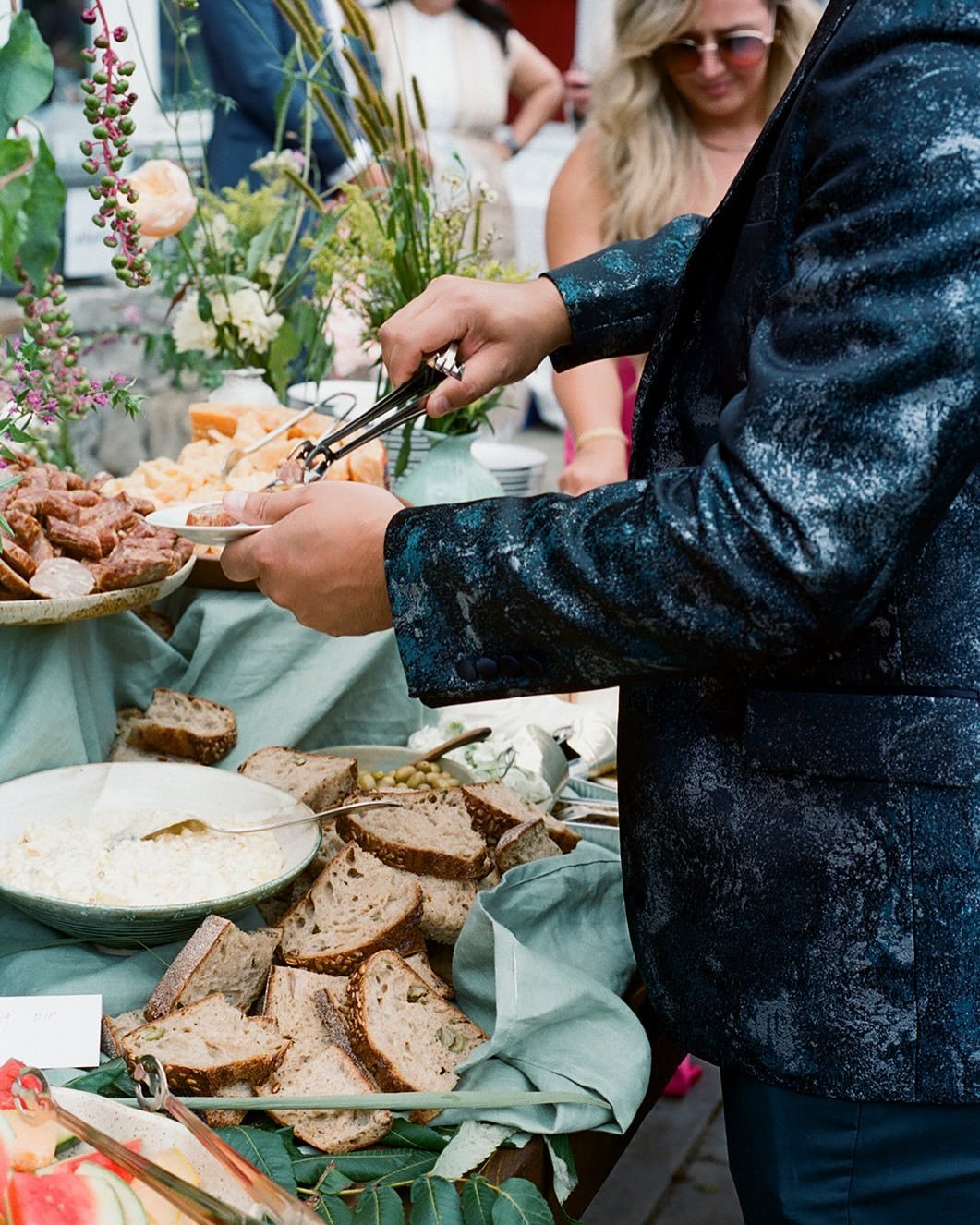 Beautiful photos of Michelle and Jed&rsquo;s wedding in August by Isa Zapata. Best team! Part 1/2