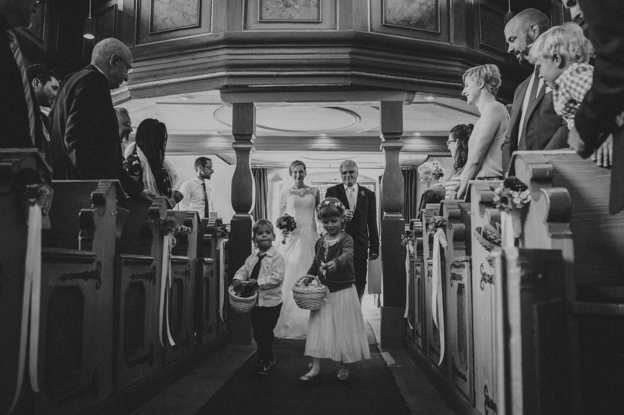 In-Love-with-a-Wolf-Hochzeitsfotograf-Coburg-Mitwitz-Nürnberg-Erlangen-Fürth-19.jpg