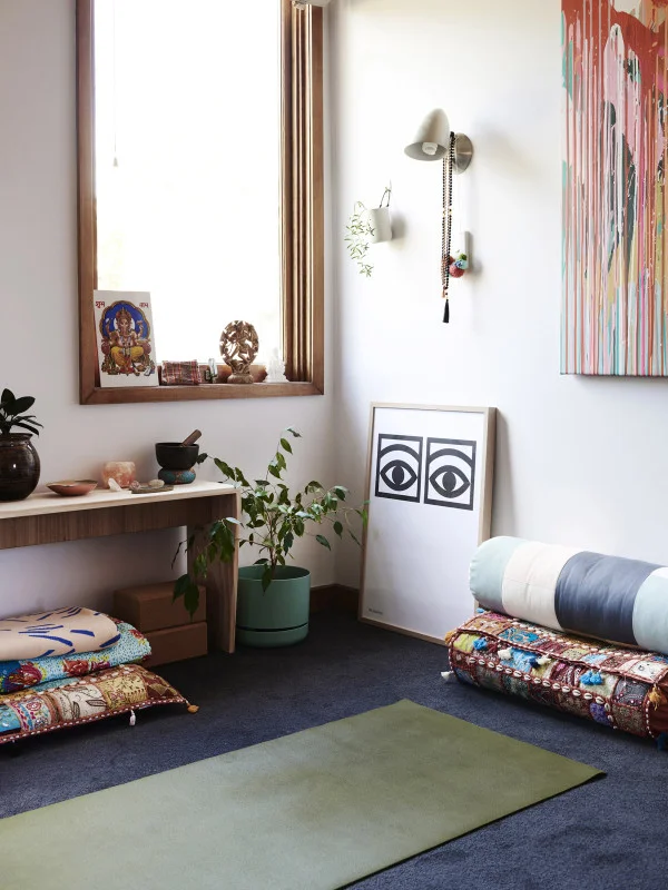 Un petit coin dans une chambre pour méditer, faire son yoga, des abdos ...