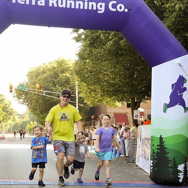 Everyone needs a support team like this one standing at the finish line! Happy Finish Line Feeling Friday! 🎉

#clevelandhalf #runcleveland #finishline #finishlinefeeling #running #runhappy #family