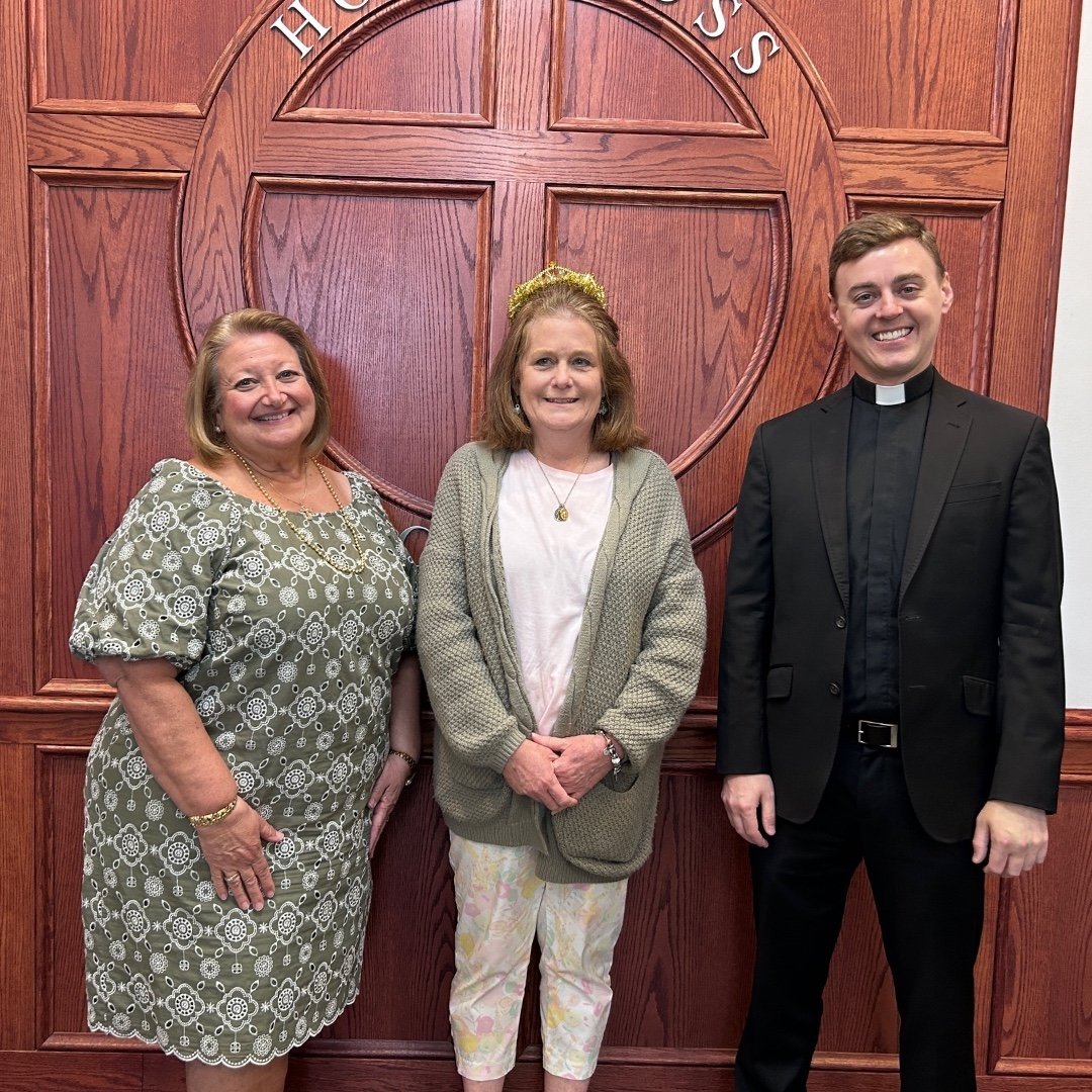 🤩Congratulations to Patty Holt, Golden Apple Award Winner! Thank you to the Catholic Schools Office leadership for joining us today to present this award. Mrs. Holt consistently exhibits teaching excellence by creating a student centered environment