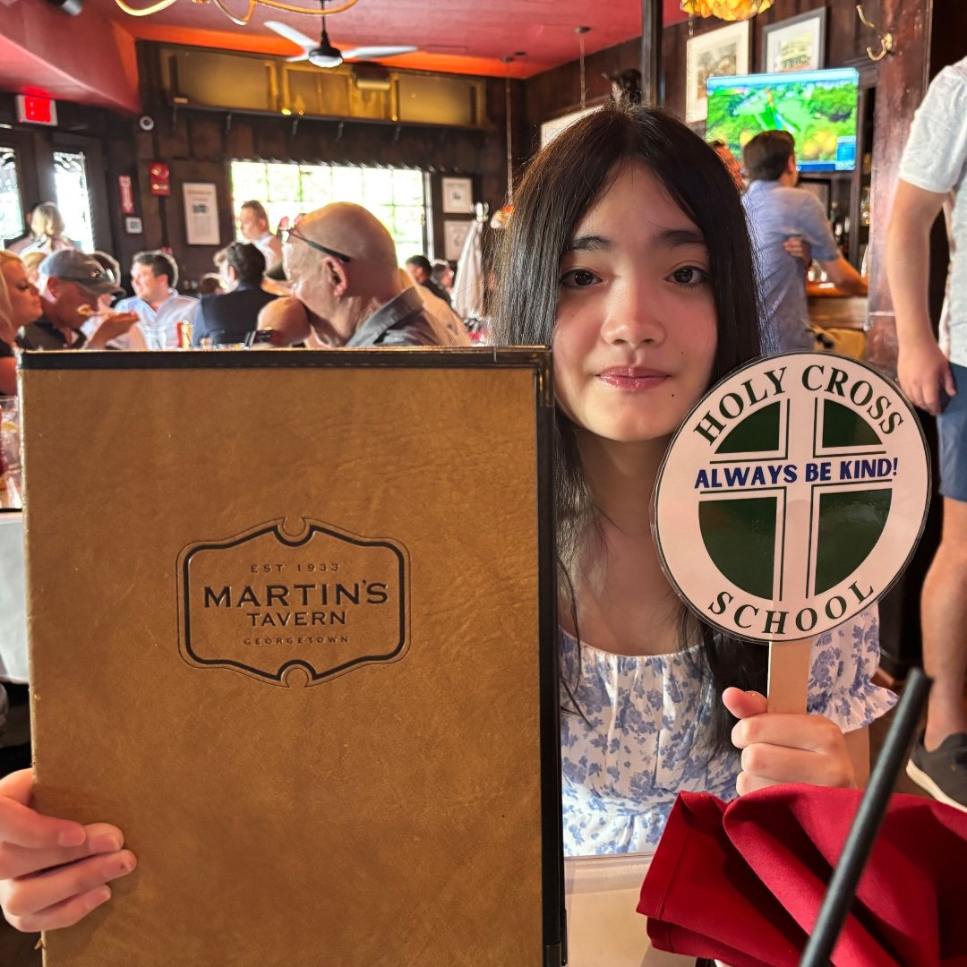 Holy Cross School spirit spotted at Martin’s Tavern in Georgetown! Every U.S president from Harry Truman to George W. Bush has dined here—including JFK, who proposed to Jackie Kennedy in the famous “Proposal Booth”! ๐ #ADWcom