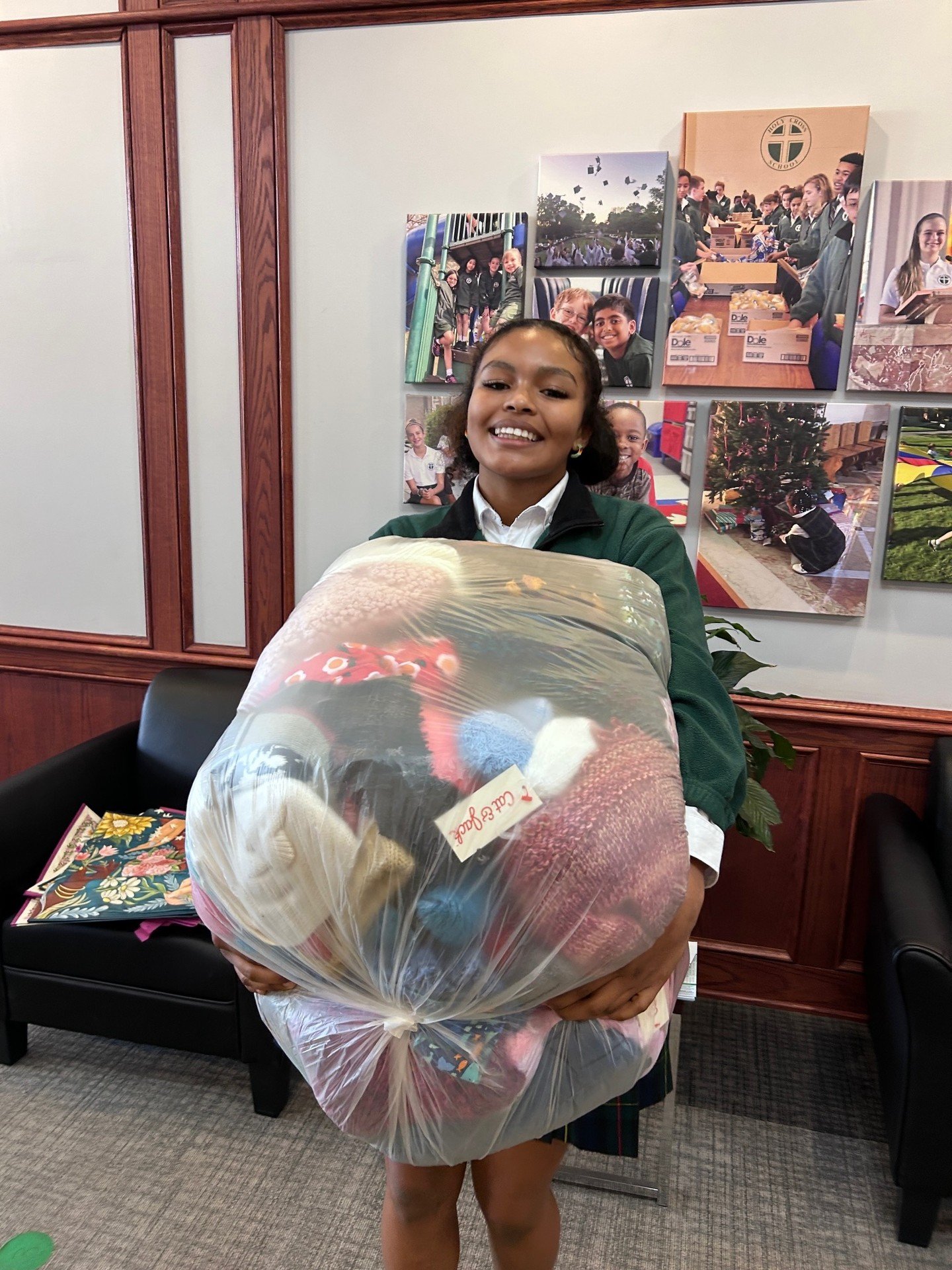 A heartfelt thank you to our school families for your generous support of the food and coat drive! Your kindness will make a real difference for local families in need. Extra thanks to our 8th graders for lending strong hands and big hearts to load a