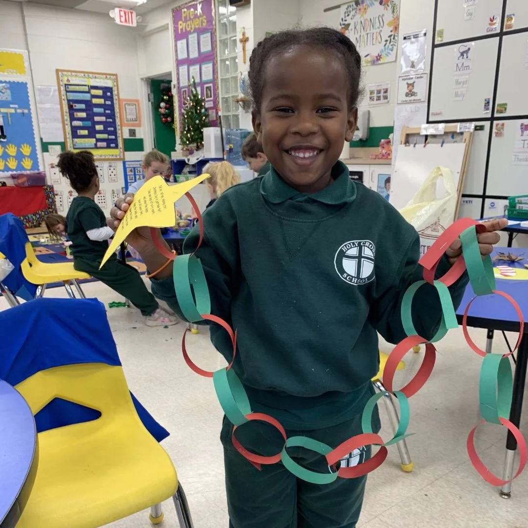 PK4 is counting down to Christmas, one link at a time! Students practiced pattern-making with red and green chain links while strengthening fine motor skills by cutting stars and strips. Learning + Christmas cheer = holiday magic! 🎄 #ADWcommUNITY #I