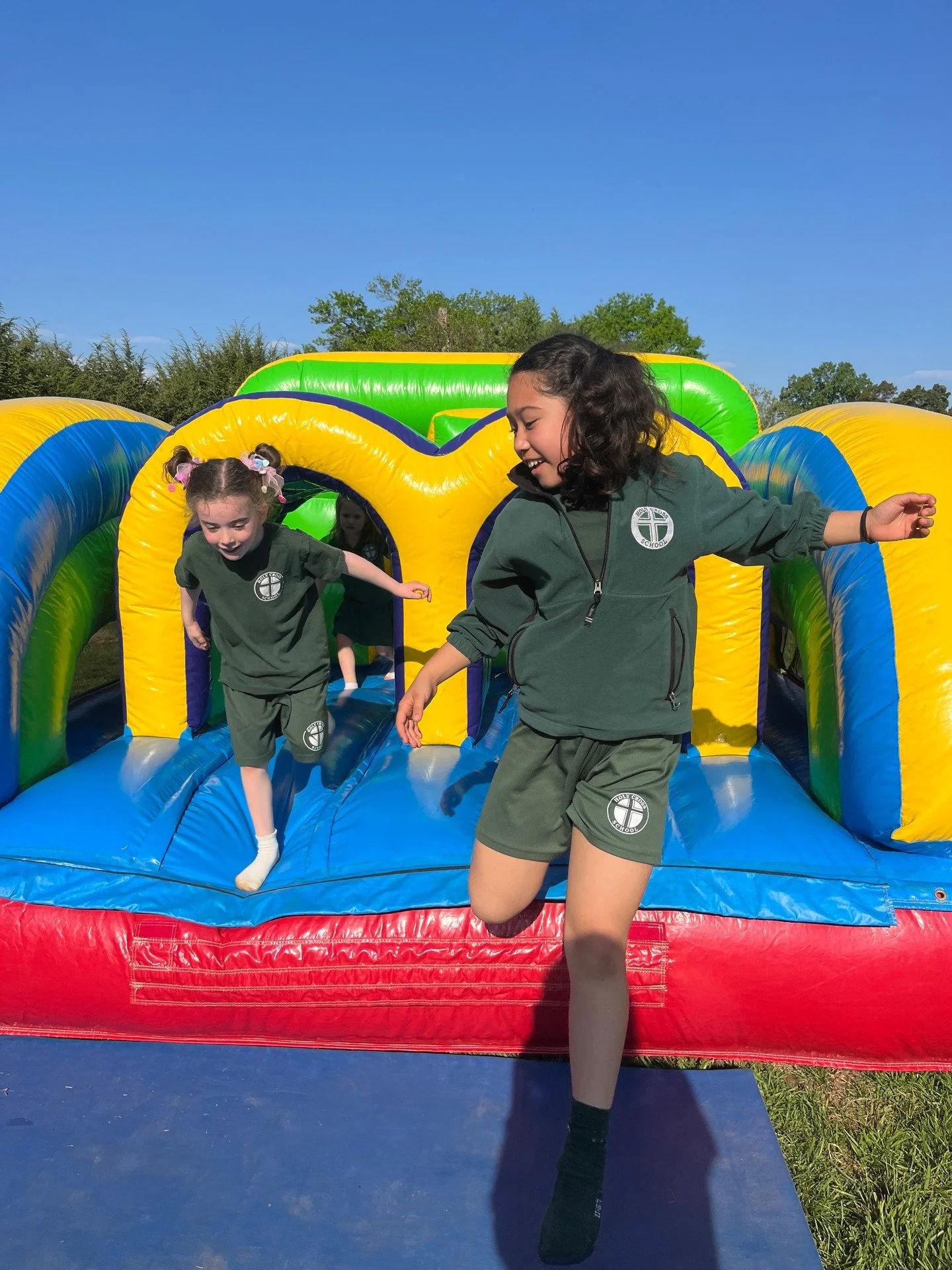 🏃&zwj;♀️Our students are having a blast at the Race for Education, conquering moon bounces, showing off their moves to tunes from DJ Loudtone, and cooling off with a sweet treat from Clayboys, all for a great cause! 💚🍧 Thank you to our amazing vol