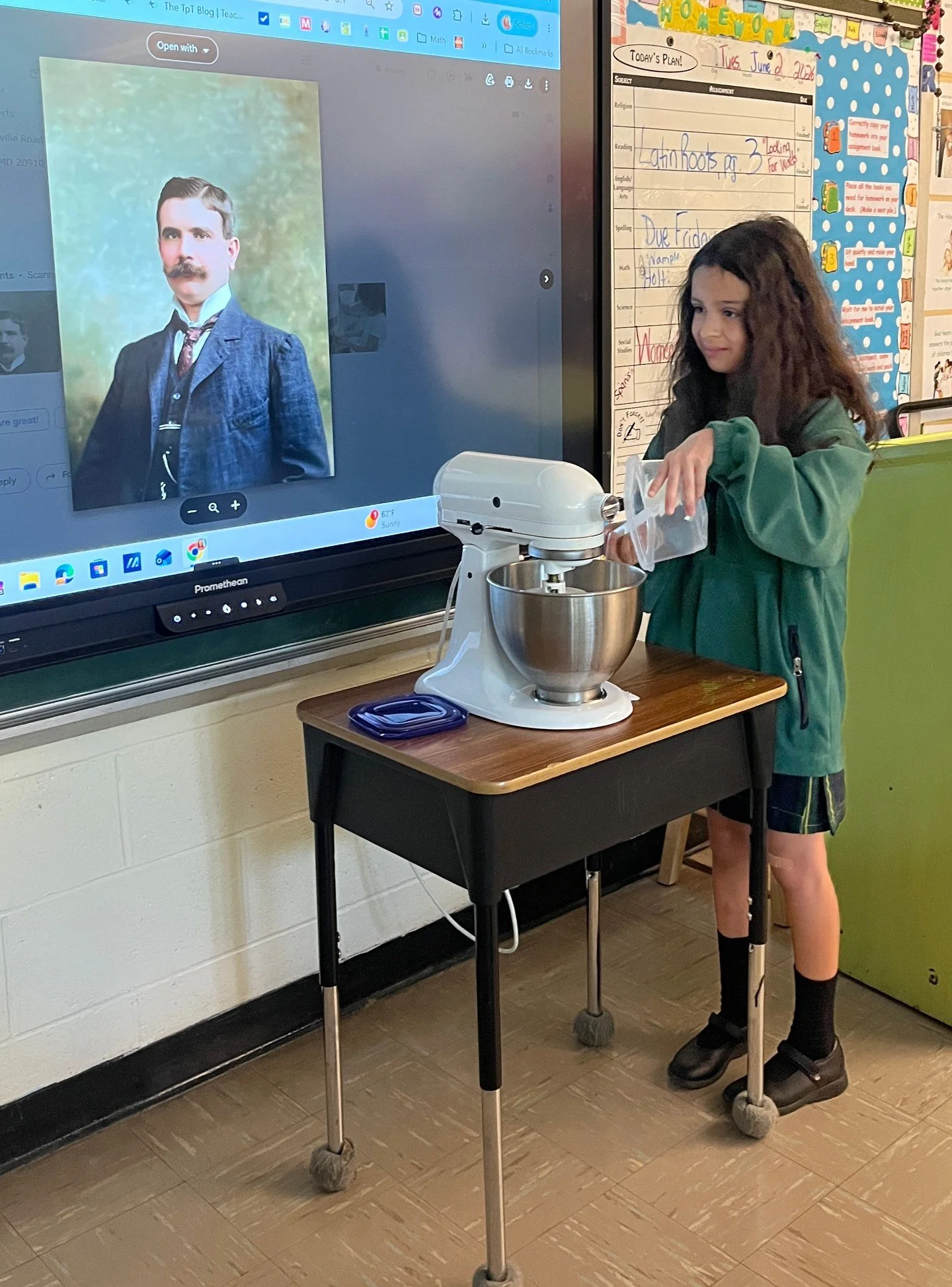 Our 4th Grade students turned the tables during their Teach the Teacher event! From learning how to make delicious cannolis to mastering the art of drawing a cat, students shared their unique talents, hobbies, and expertise with teachers and classmat
