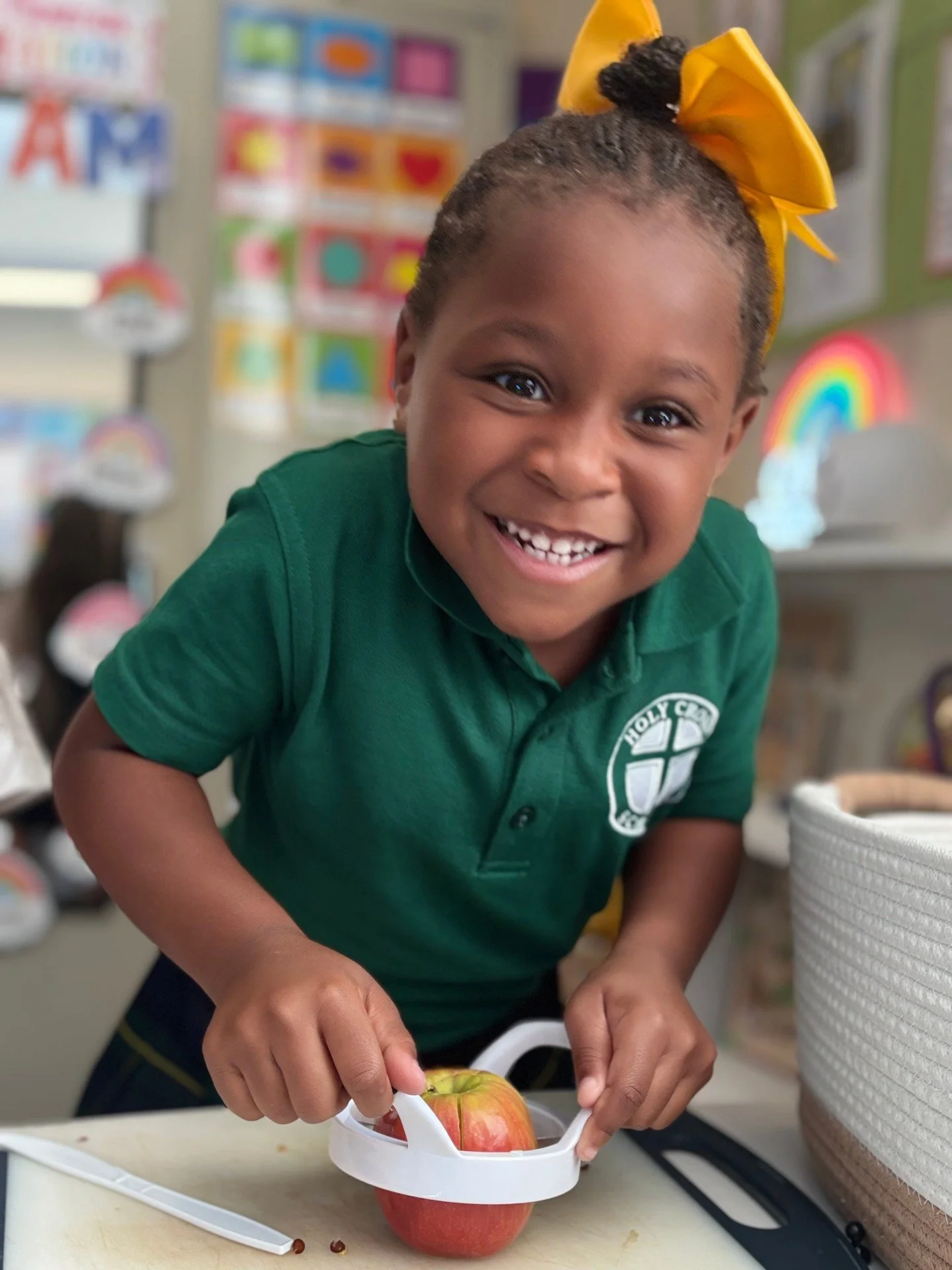 🍎 Little hands, big learning! Our Kindergarteners are busy prepping apples for homemade applesauce! Learning at Holy Cross sure is sweet! 🍏#ADWcommUNITY #ILoveHolyCross #Kindergarten