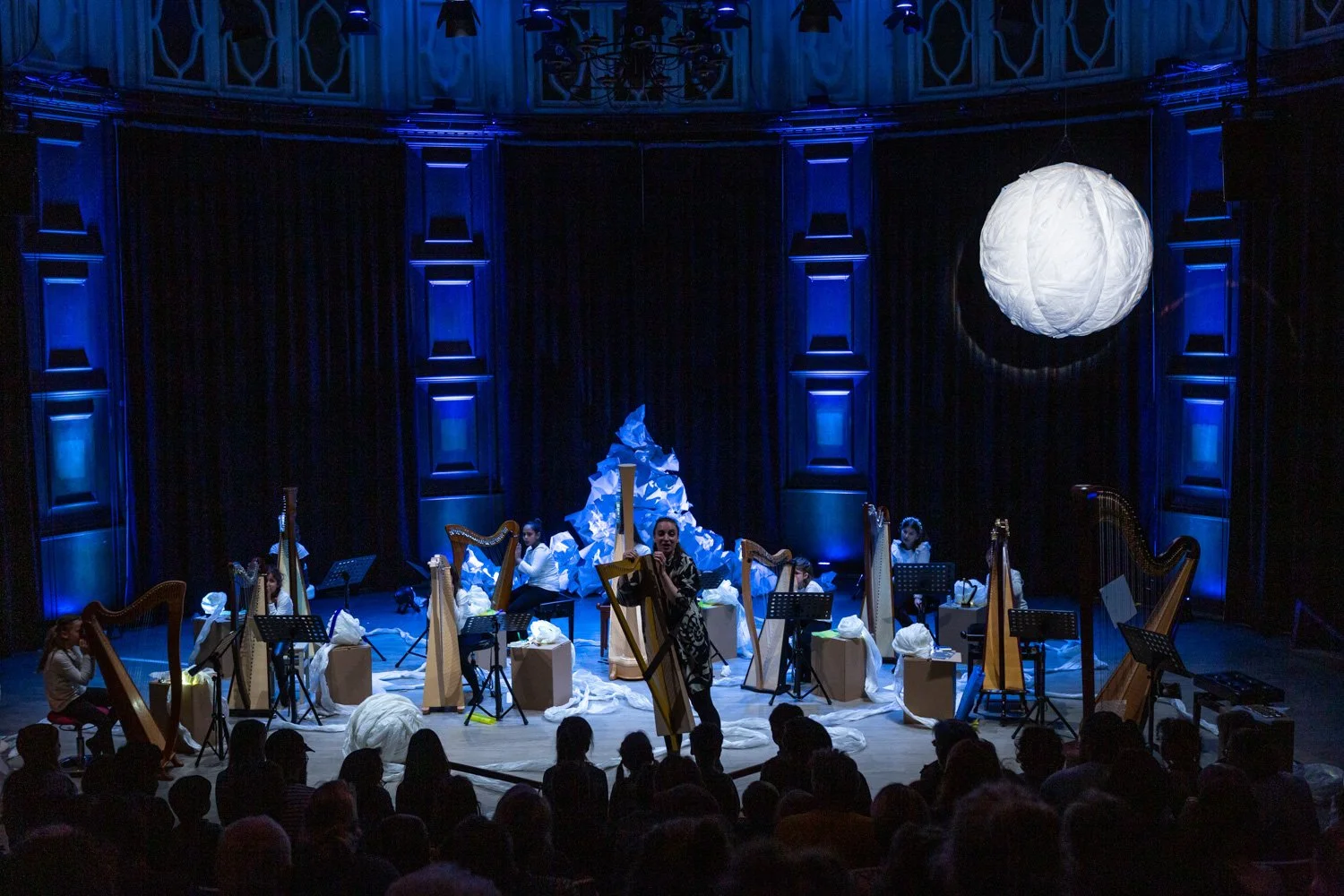 Musiklaternen und Kartonharfen. Music education project with Abril Padilla and the harp class of the Musikschule Laufental-Thierstein. Concept and direction, production Gare des Enfants Basel