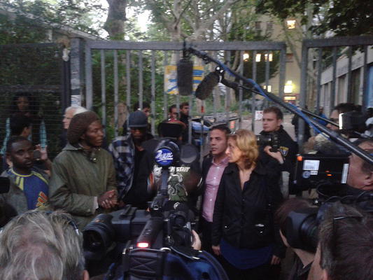 Negotiation press conference at Ohlauer Strasse, 2014. Source: http://commons.wiki-media.org/wiki/File:Gerhart-Hauptmann-Schule,_Unterzeichnung_ 02.jpg