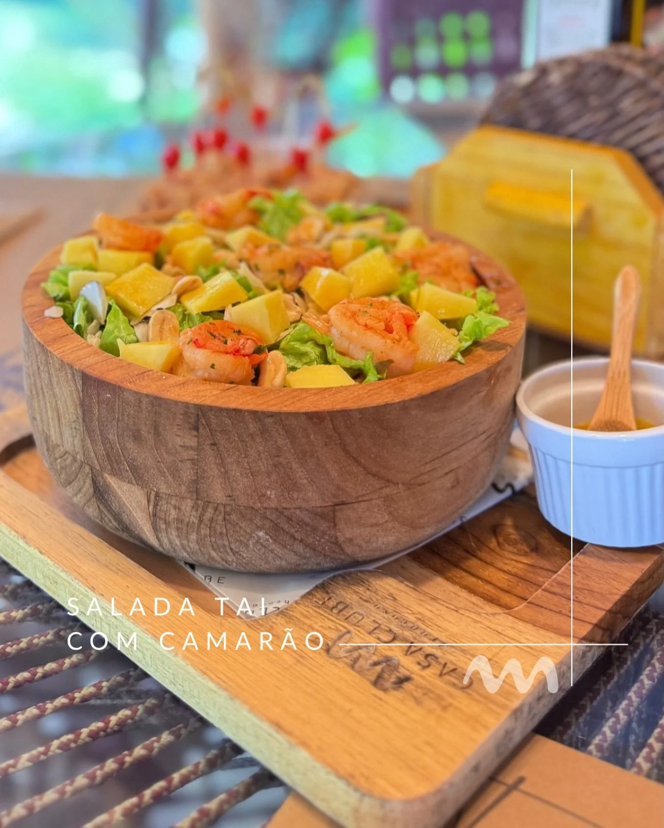 Sugest&atilde;o do dia: Camar&atilde;o grelhado, alface americana, cubinhos de manga, amendoim e lascas de coco.

#trancoso #bahia