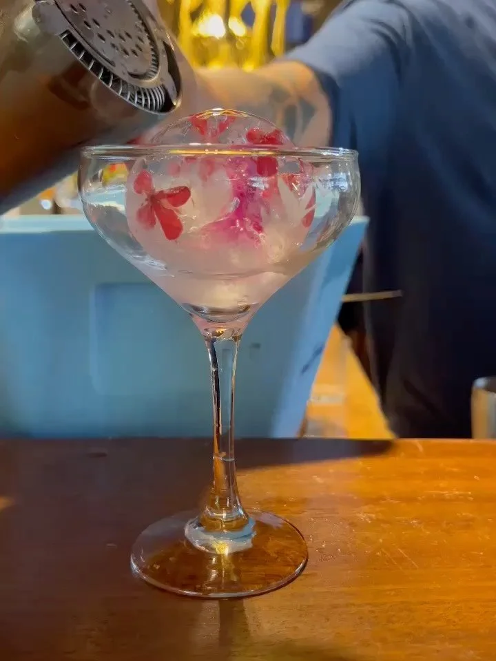 Drinks autorais, cl&aacute;ssicos, vinho sempre gelado e a melhor vista &agrave; beira-mar. 

No Nossa Clube, cada detalhe acompanha o ritmo de Trancoso &mdash; leve, sofisticado e descomplicado. 

Somos refer&ecirc;ncia em coquetelaria em Trancoso d