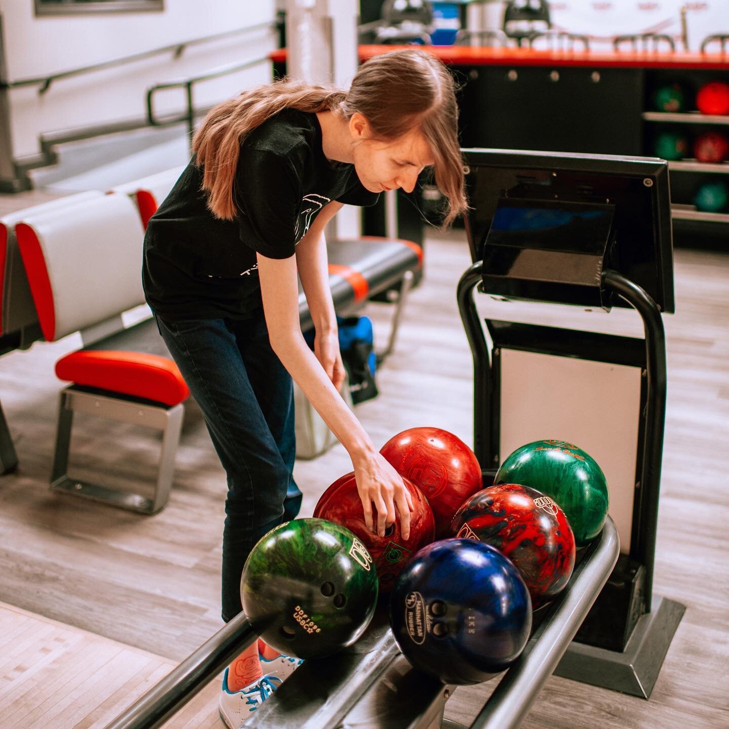 Gearing up for another weekend on the lanes! 🎳 Reserve your spot at the link in bio. #ValenciaLanes