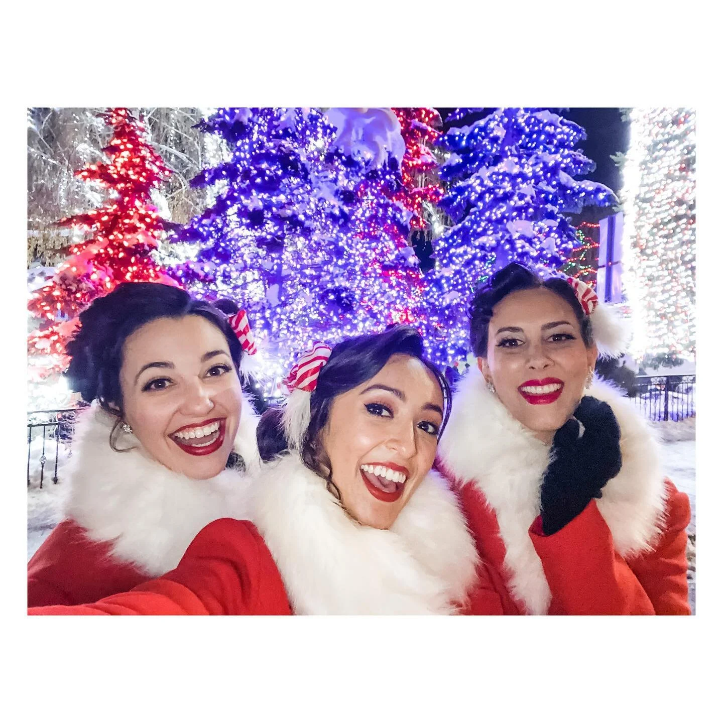 We heard the forecast and are getting ready here in #alwayssunny California! 🌨️❤️😉 #tbt #leavenworth #christmastown
&bull;
&bull;
&bull;
&bull;
&bull;
#thesugarplums #sugarplums #sunsetsingers #singers #show #livemusic #entertainers #pinups #pinups