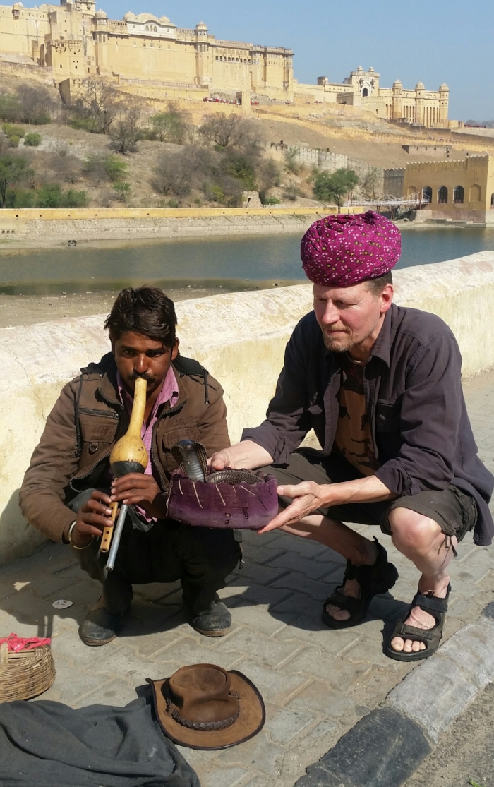 Goa er på en måte lik Hellas; Vennlige folk og flott strand med 27 grader i vannet, men prisene er rimeligere. Rajasthan er mye kaos og litt møkk, men det må jo bli slik med kameler, kuer, hunder og elefanter på veien. Men du opplever masse du aldrig trodde fantes. Dette taklet vi fint pga flotte hoteller og den unike transport med sjåførguiden som med lokalkjennskap forklarte alt vi spurte om. Snakket med engelskmenn som i flere år hadde prøvd å finne den type Indiatur som vi hadde, men ikke hadde klart det. Her er masse plusser og minuser, men alt i alt er India et spennende land.