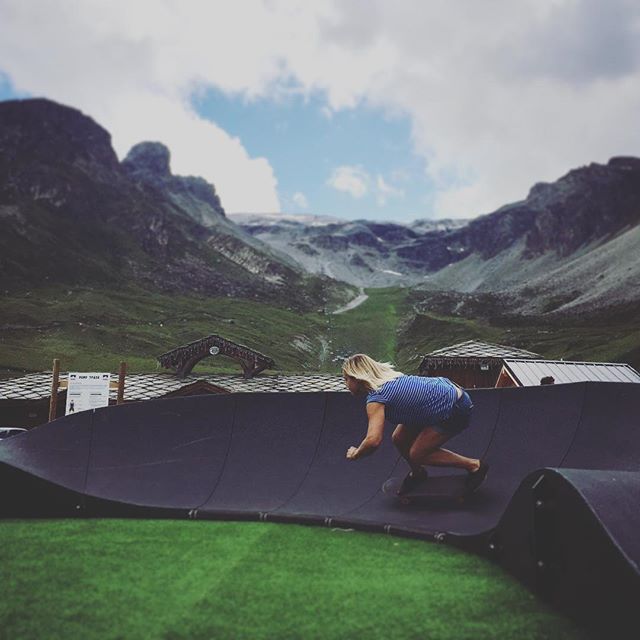 Seriously addictive..... pump track!!! Haven't been skating for along time, picked up some tips from the @gbparkandpipe grommie girls who were smashing it! #somuchfun #snowboarding #skateboarding #frenchalps #dogdownandzboys #inspired photo cred @ben