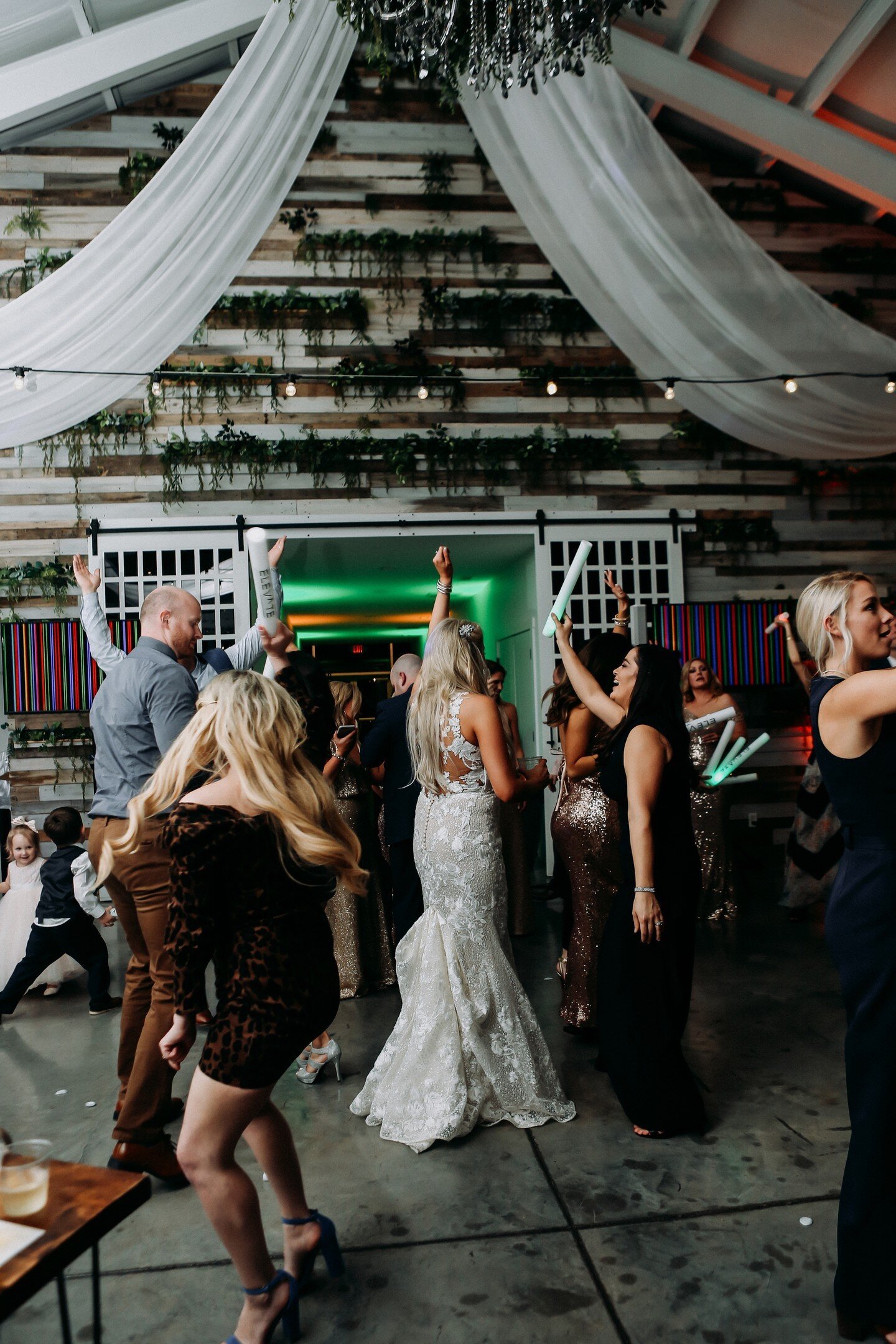 On your big day, you deserve to let loose and enjoy yourself! We'll take care of the music and entertainment... you've got partying to do!
📸 @LaurenGreenbergPhotography