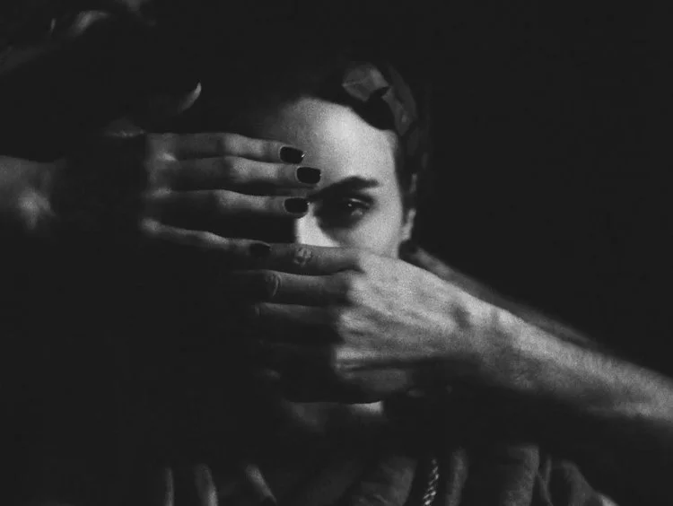 frame_maos.jpg