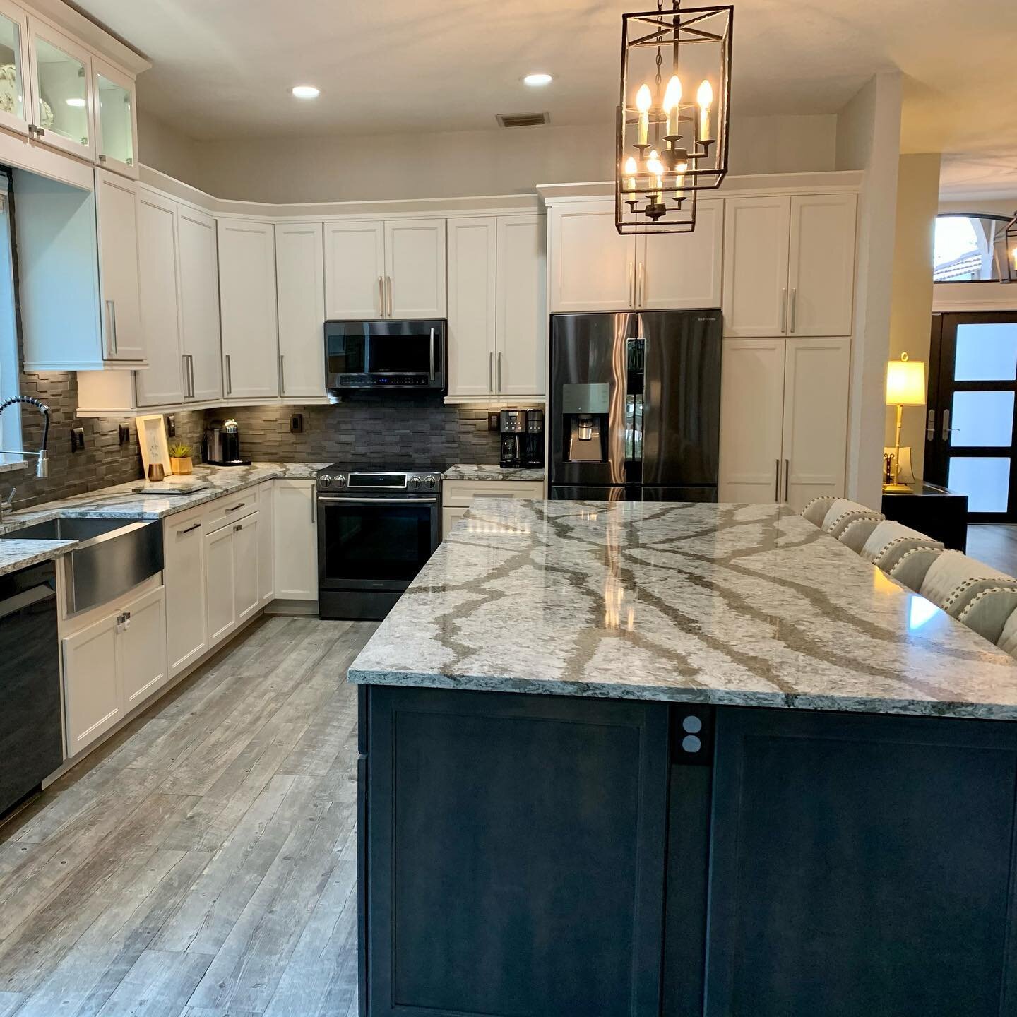 Before and after in honor of having a clean kitchen before I mess it up cooking some delicious Thanksgiving treats! 🦃 #kitchendesign