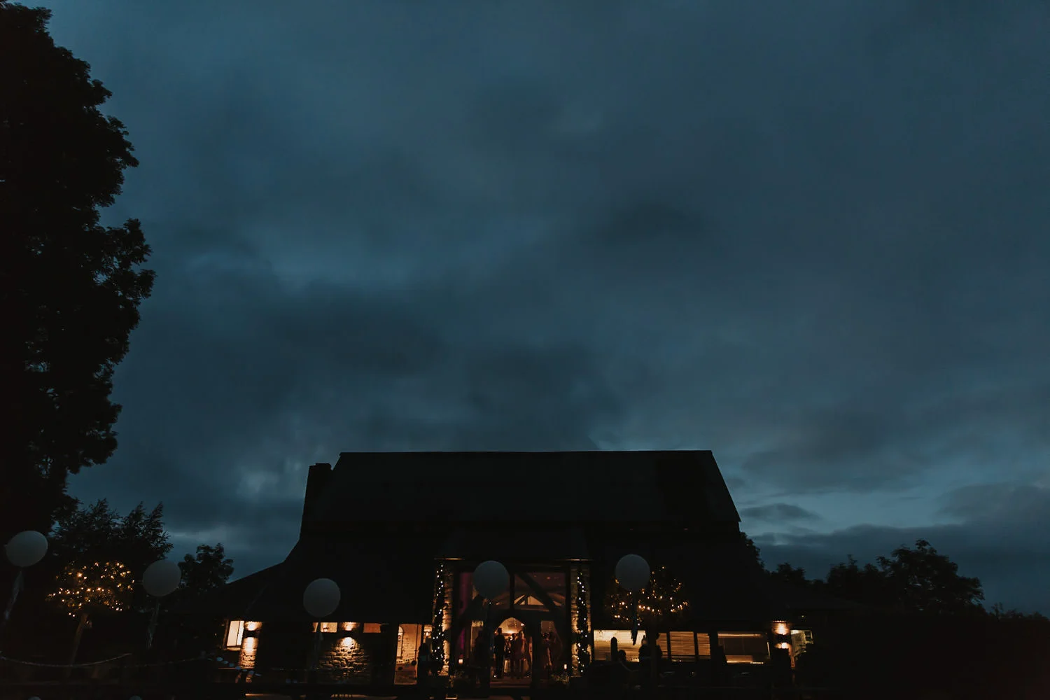 Kate + Dan got married at Cripps Barn, near Bibury in the Cotswolds. Kate's dress: Hermoine de Paula Kate's shoes: Swedish Hasbeens Florist: Beth Cox Scent: Tom Ford, Tobacco + Vanilla Make-up: Make-up by Jodie Hair: Hair by Nikki B Cake: Vanilla Pod Bakery Rings: Eden Philippa Caterers: Cripps Kitchen Aisle music: The Shins - New Slang Band: The Railing Staines There was no first dance, but Honky Tonk Woman was played by the band in their honour. Which was just fine by me. A pleasure to be a part of. #lockhartwed