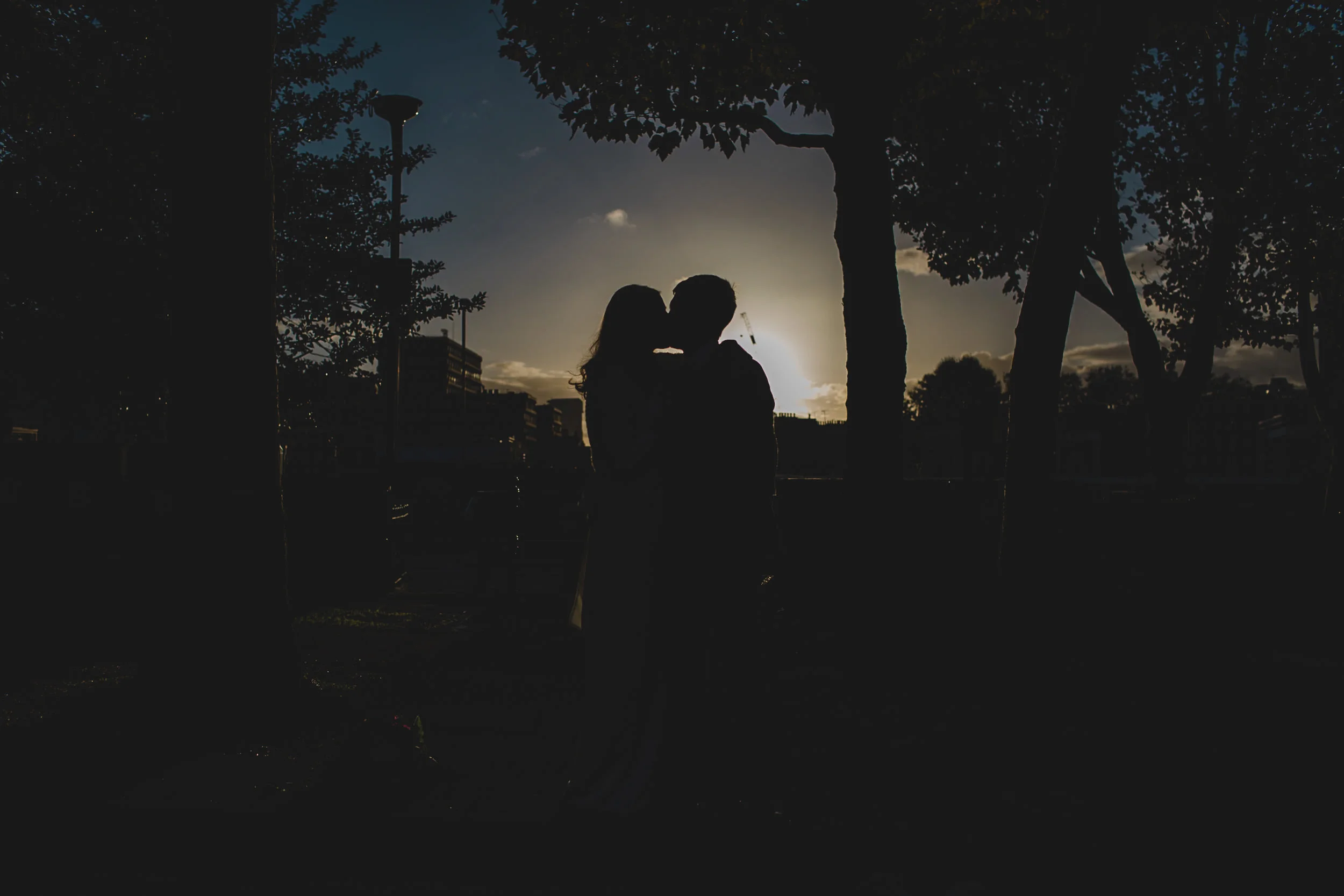 bride and groom sillhouette in london