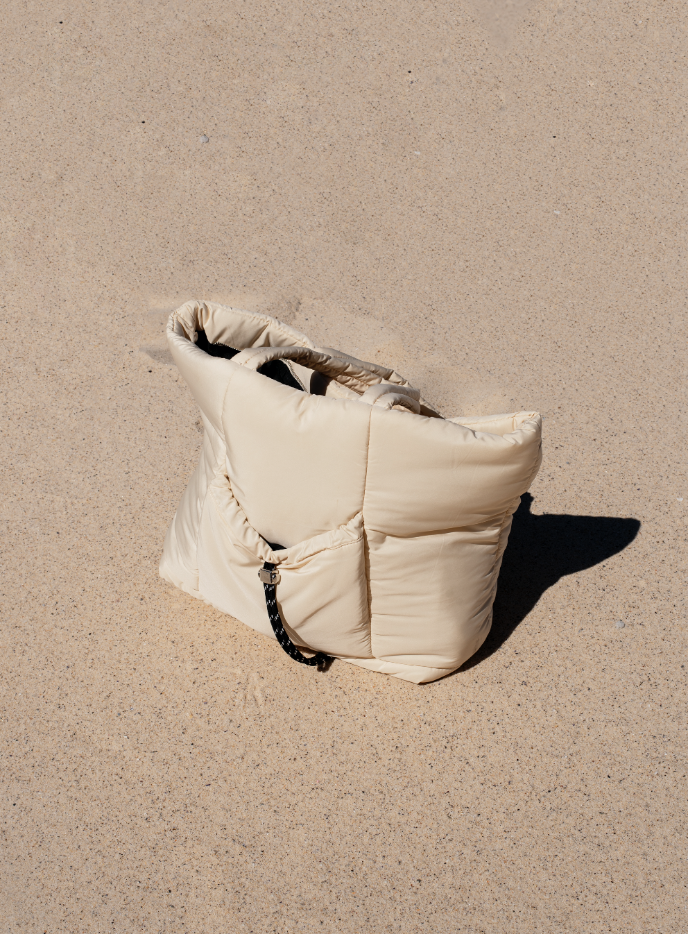 Puffy_tan-bag-beach-fashion-brittanybyrne.png