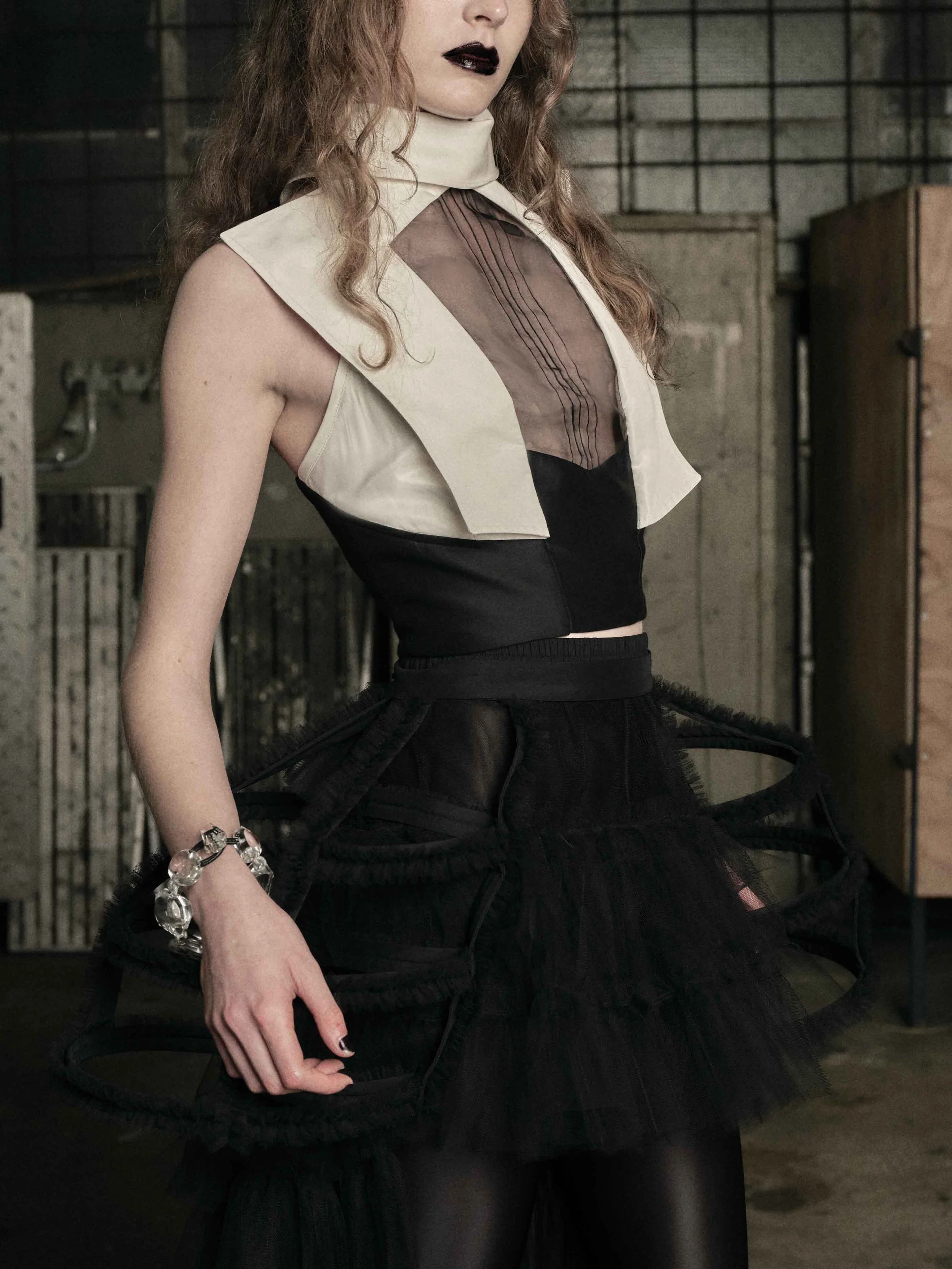 2025-08-chromophobia-lookbook-web-hi-1004 close.jpg
