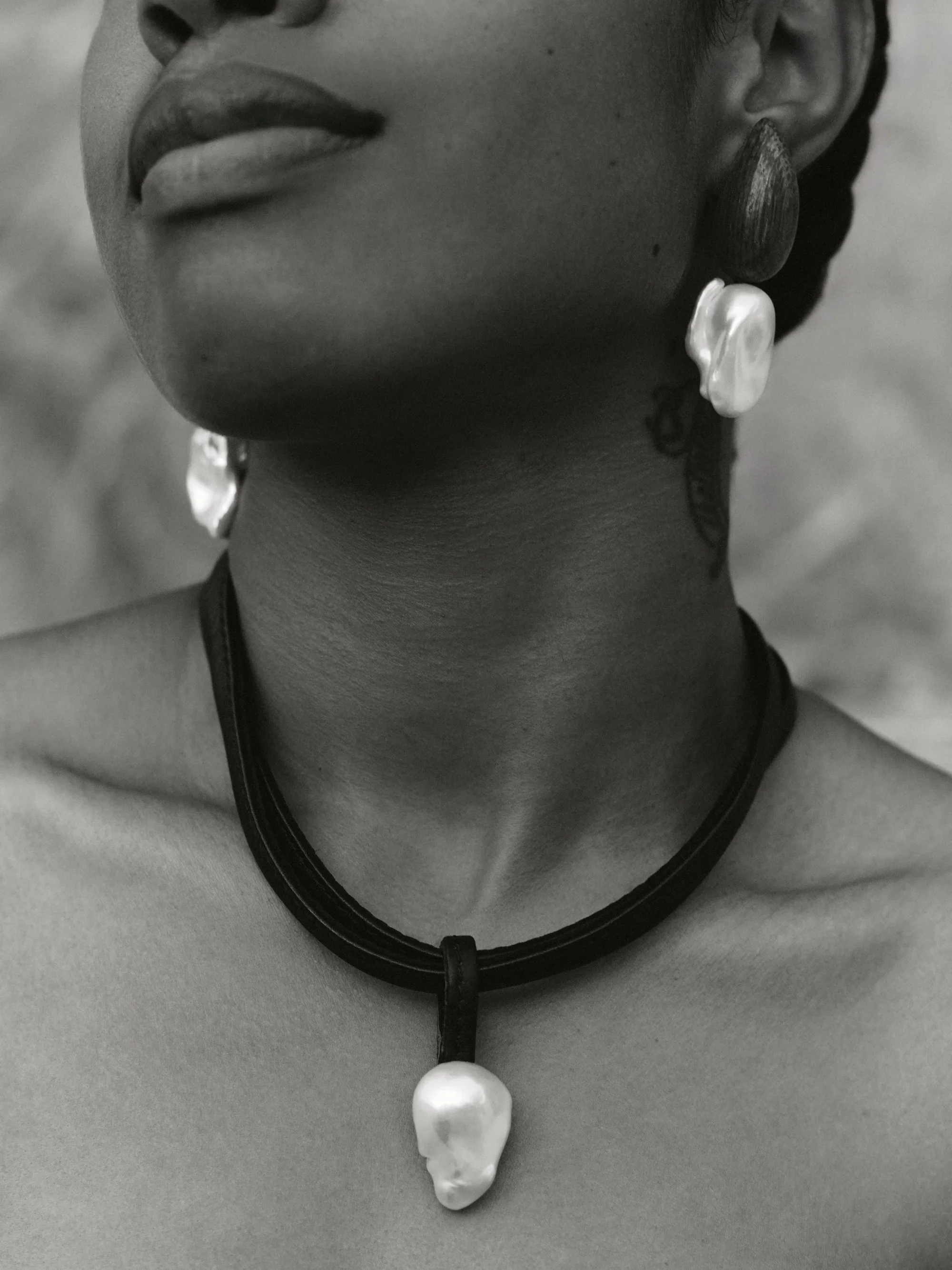 CHARBON NECKLACE LEATHER BAROQUE PEARL MODEL.jpg
