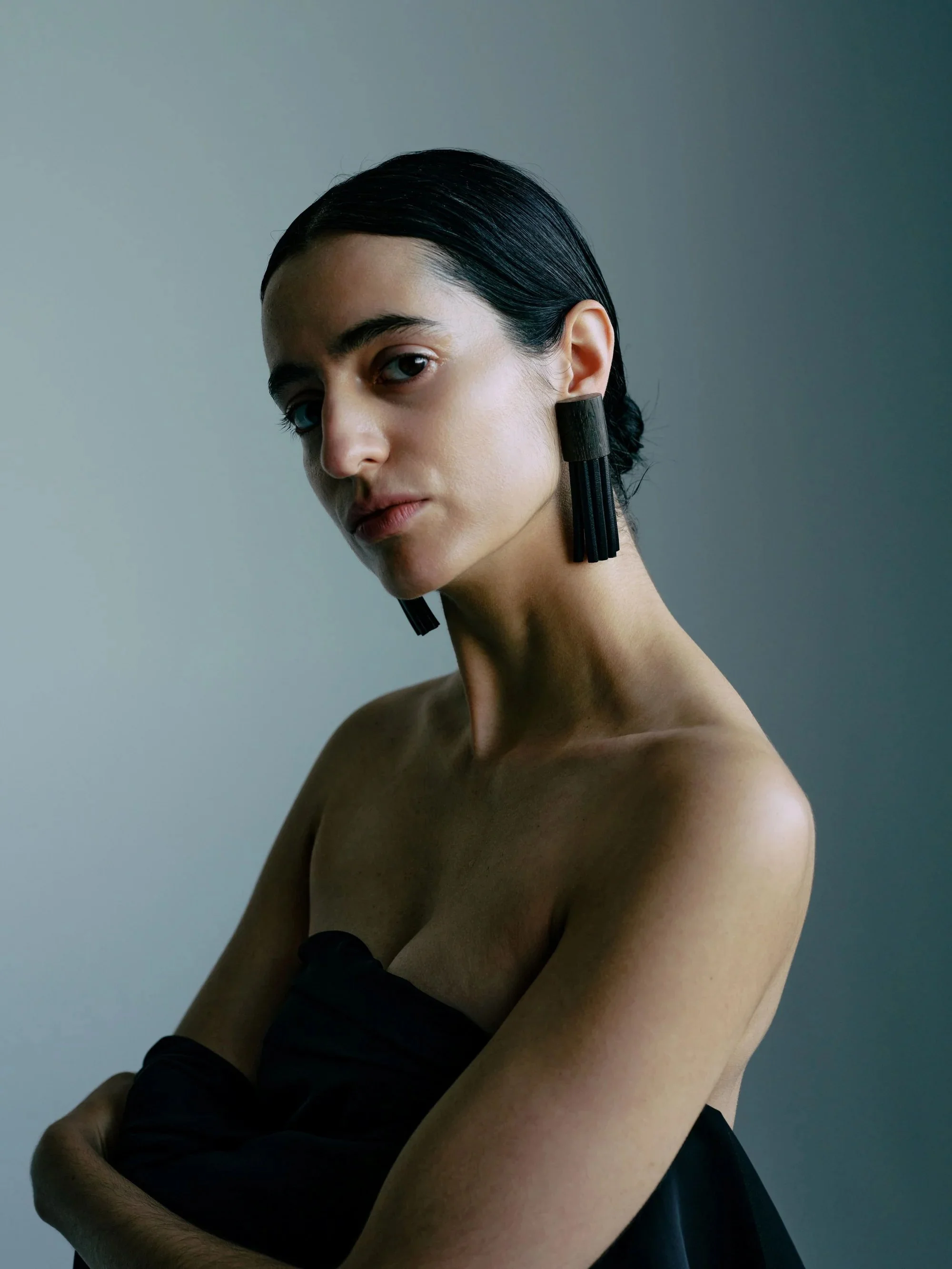 APIRA EARRINGS LEATHER BOG OAK MODEL.jpg