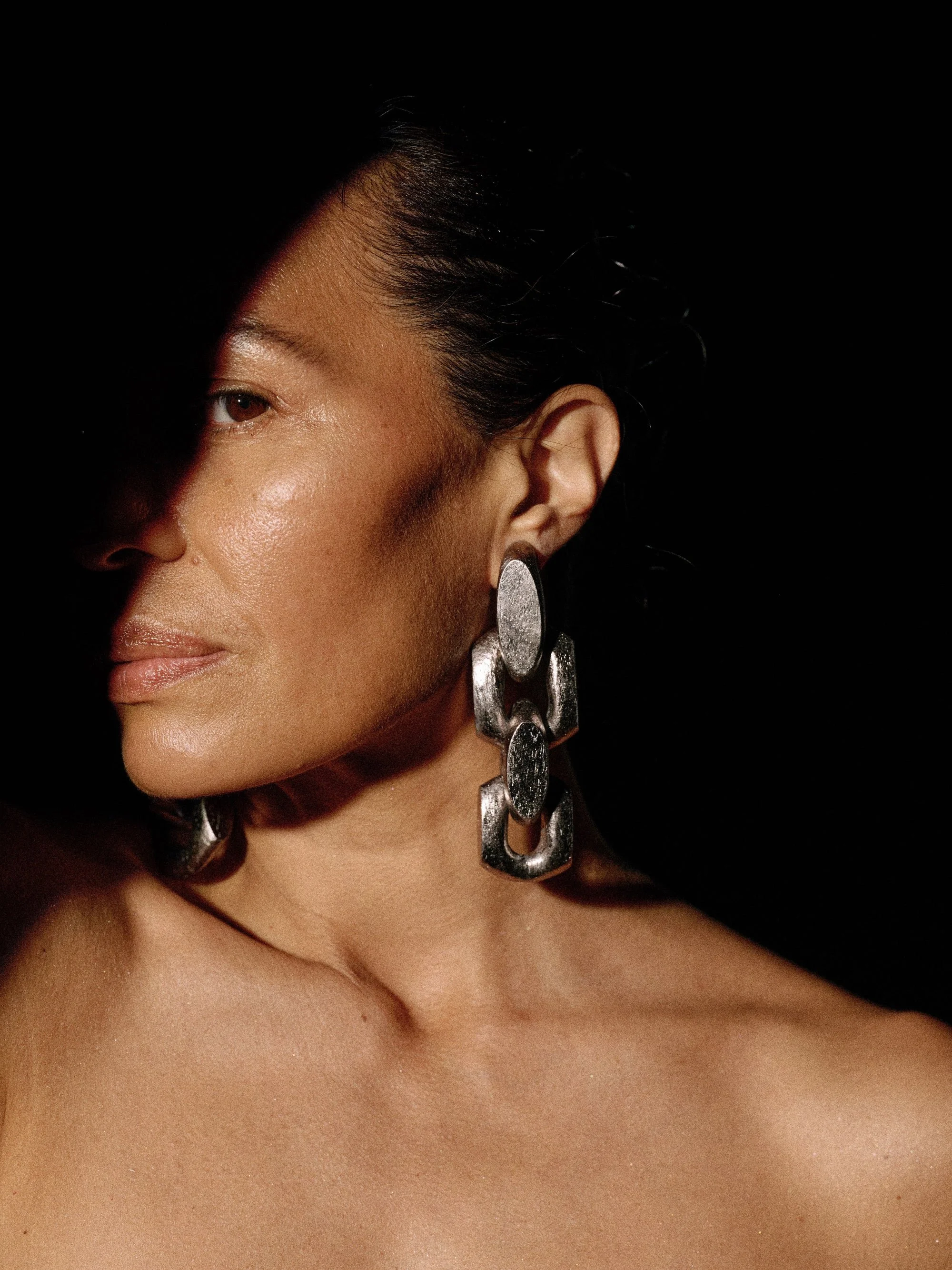 AZURA EARRINGS ACACIA SILVERFOIL MODEL.jpg