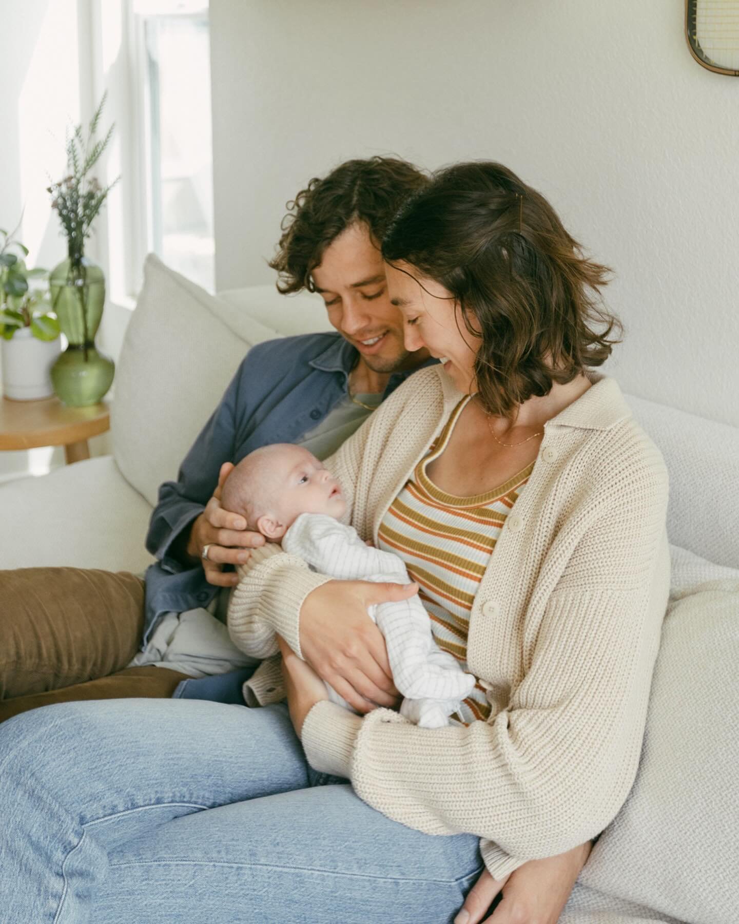 That first-baby-love in the parents&rsquo; expressions is so so special to capture in photos 🥹 I get to witness these moments! 

#photosbysalome #sandiegofamilyphotographer #sandiegomaternityphotographer #sandiegonewbornphotographer 
#encinitasfamil